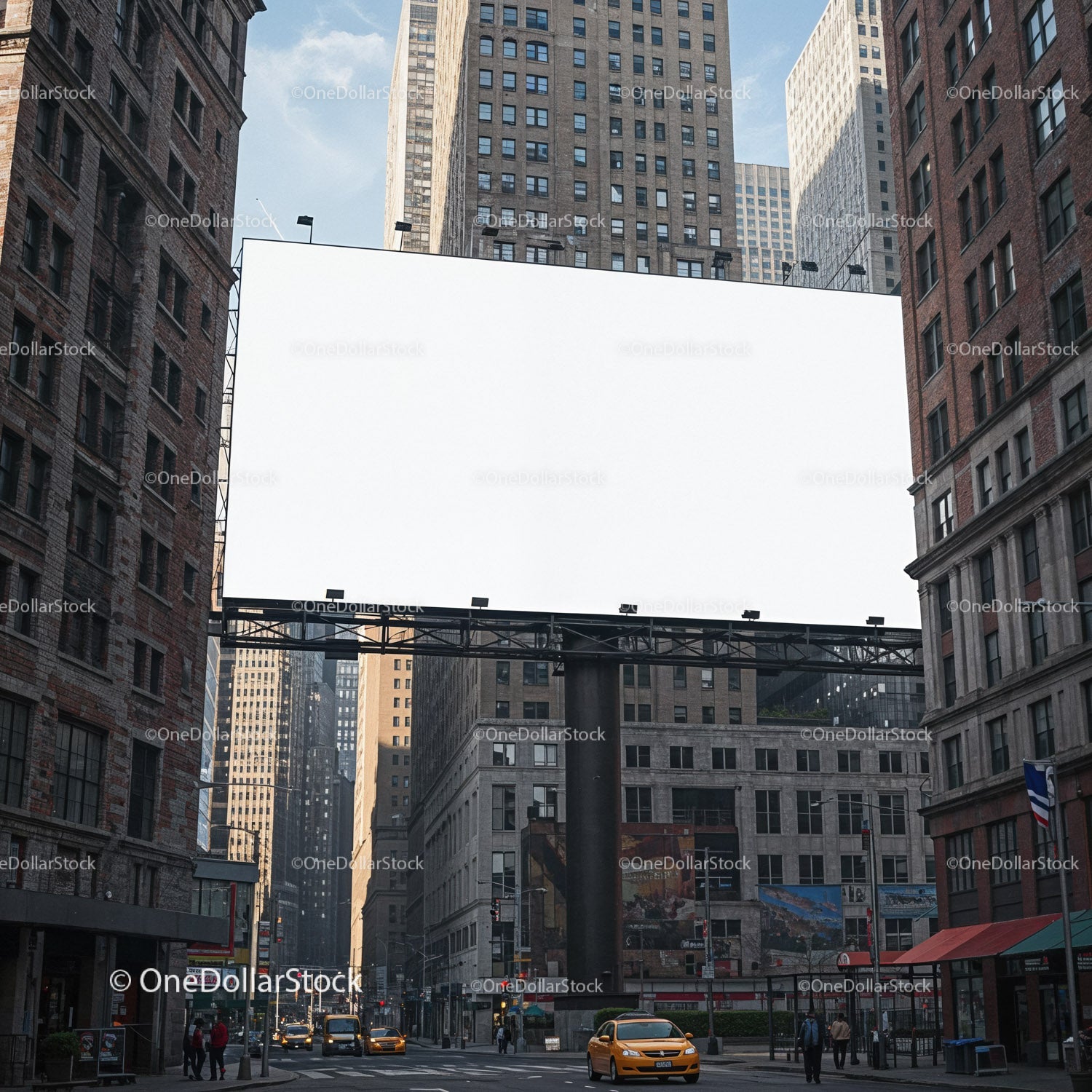 Ulica miejska z dużym pustym billboardem i żółtymi taksówkami