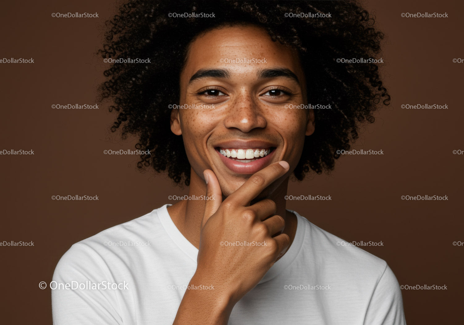 Portret uśmiechniętej kobiety z kręconymi włosami na brązowym tle