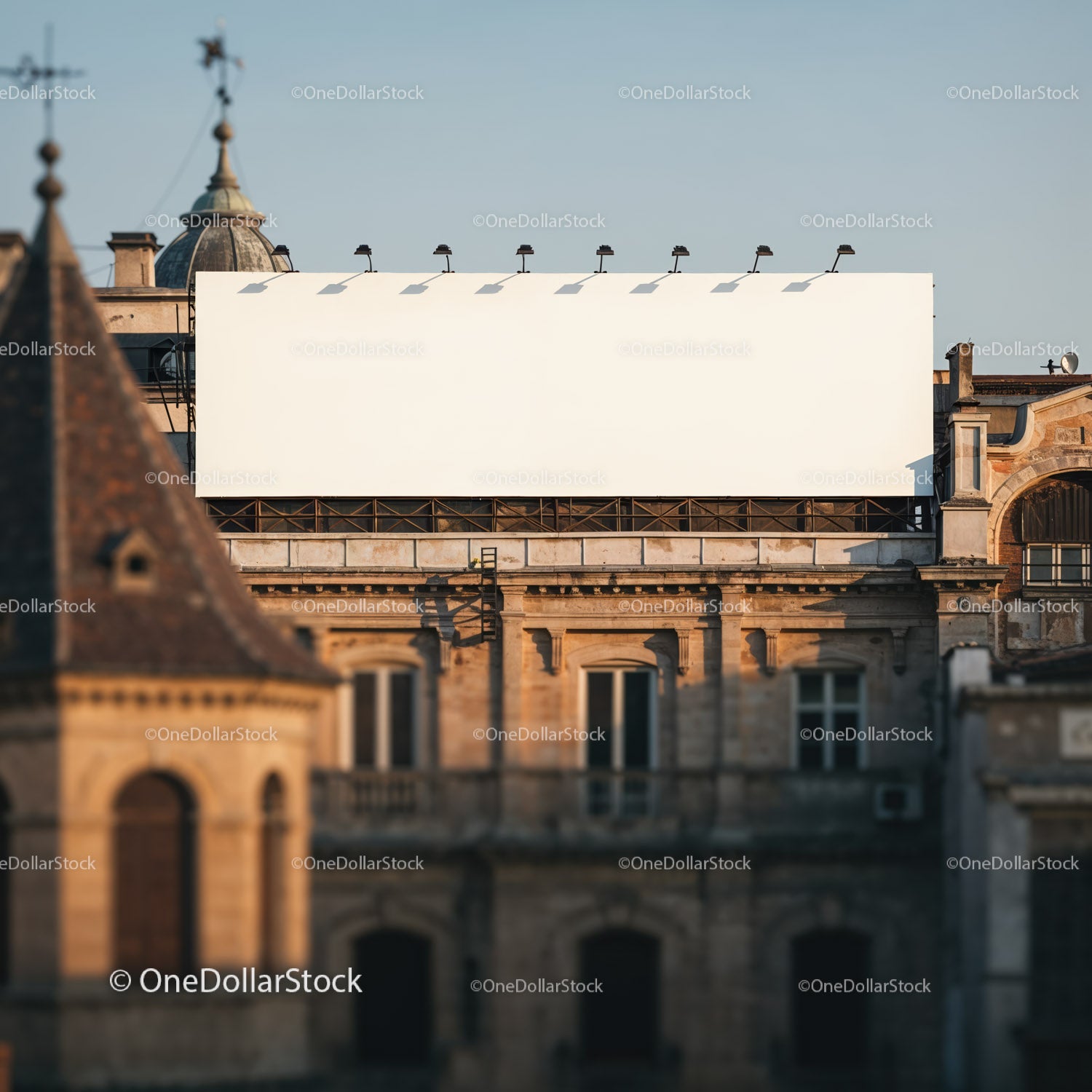 Pusty billboard na dachu nad zabytkowymi budynkami miasta