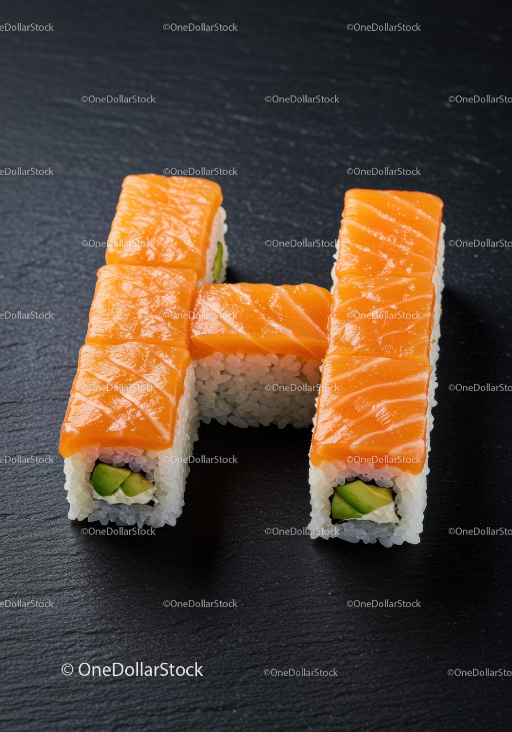 Świeże rolki sushi z łososiem ułożone w literę H na ciemnej powierzchni
