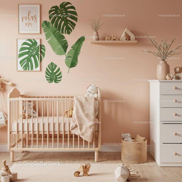 Pokój dziecięcy z zieloną grafiką ścienną monstera i łóżeczkiem niemowlęcym