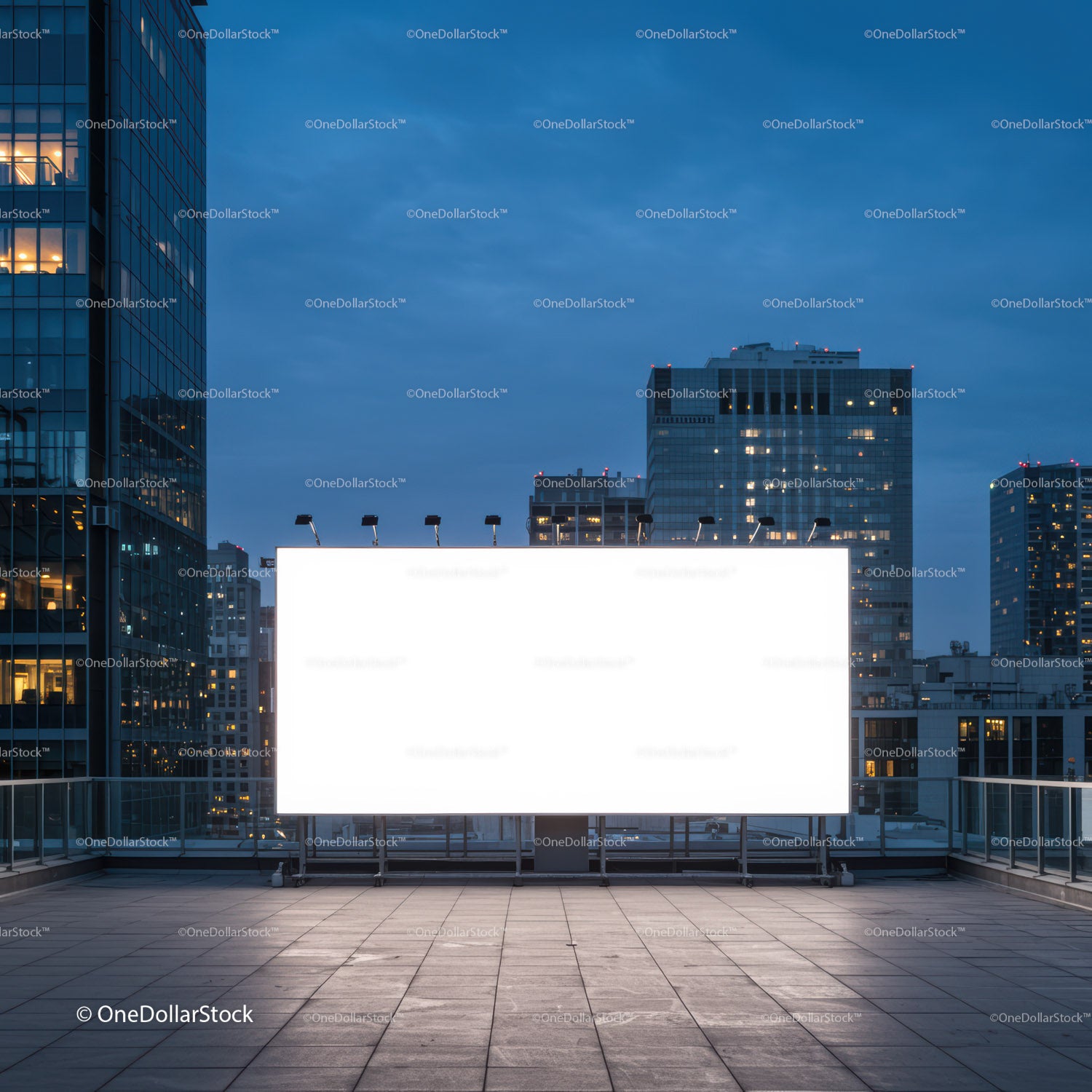 Podświetlony pusty billboard na dachu miejskim o zmierzchu