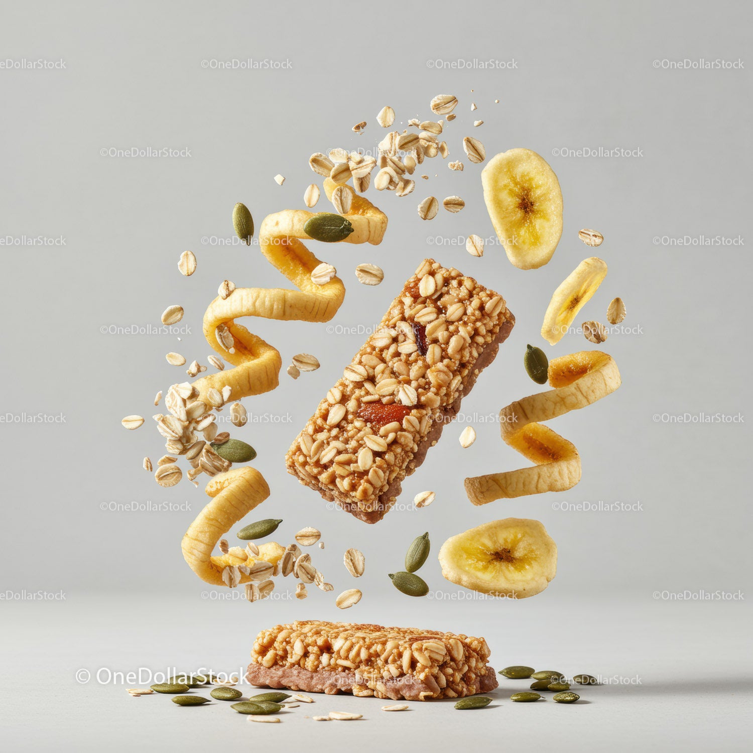 Zdrowe batony zbożowe z płatkami owsianymi i suszonymi plasterkami banana