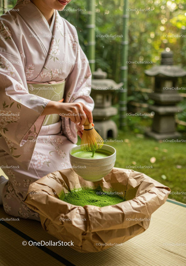Kobieta przygotowująca matcha w tradycyjnym kimonie w ogrodzie