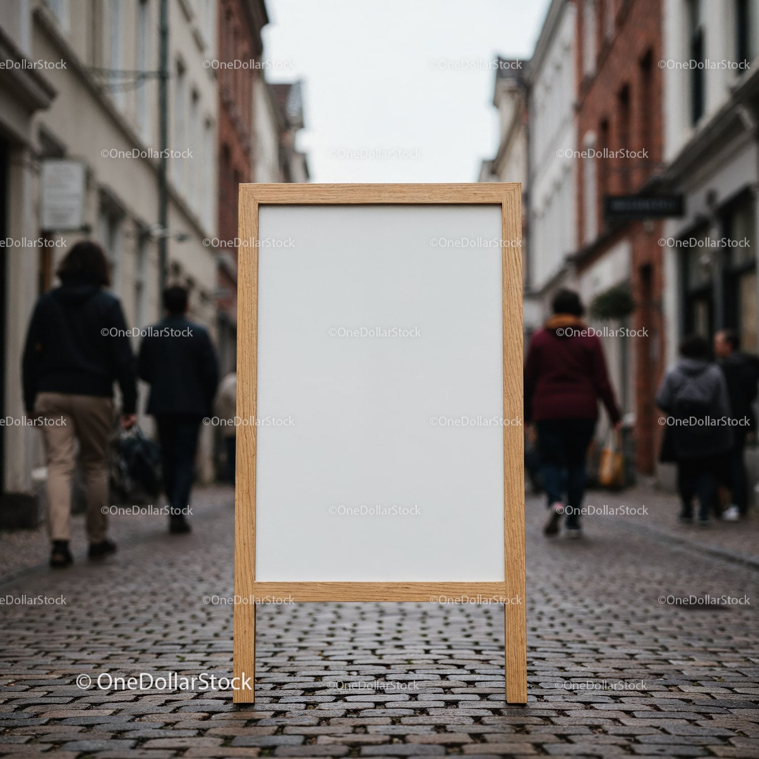 Pusty drewniany szyld na brukowanej ulicy miasta