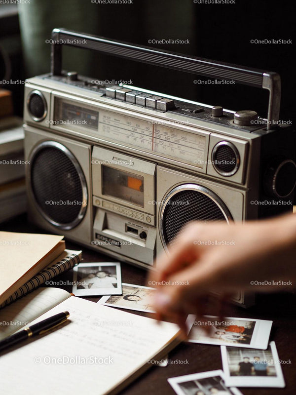 Vintage boombox z odręcznymi notatkami i zdjęciami natychmiastowymi