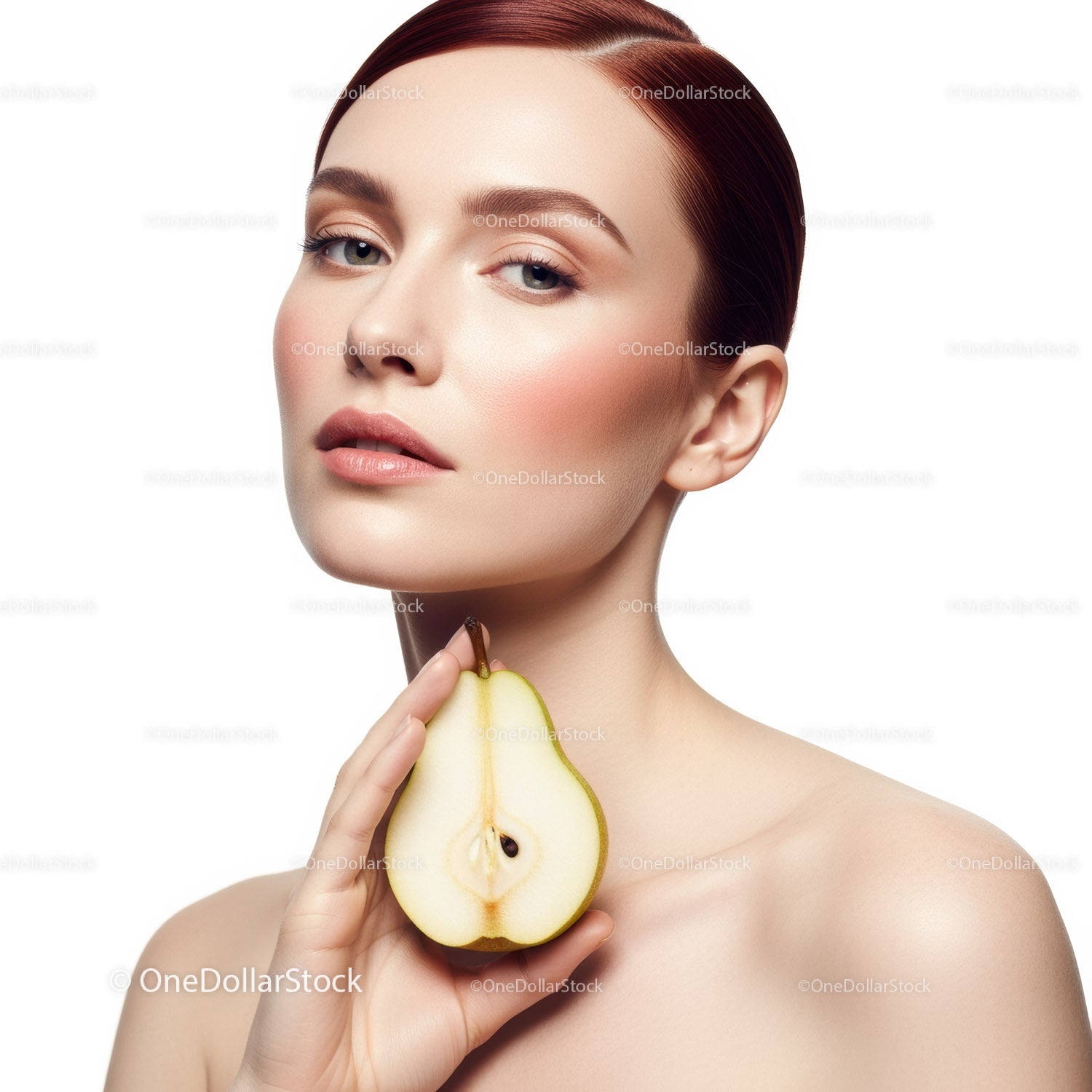 Elegancki portret kobiety trzymającej zieloną gruszkę o nieskazitelnej skórze