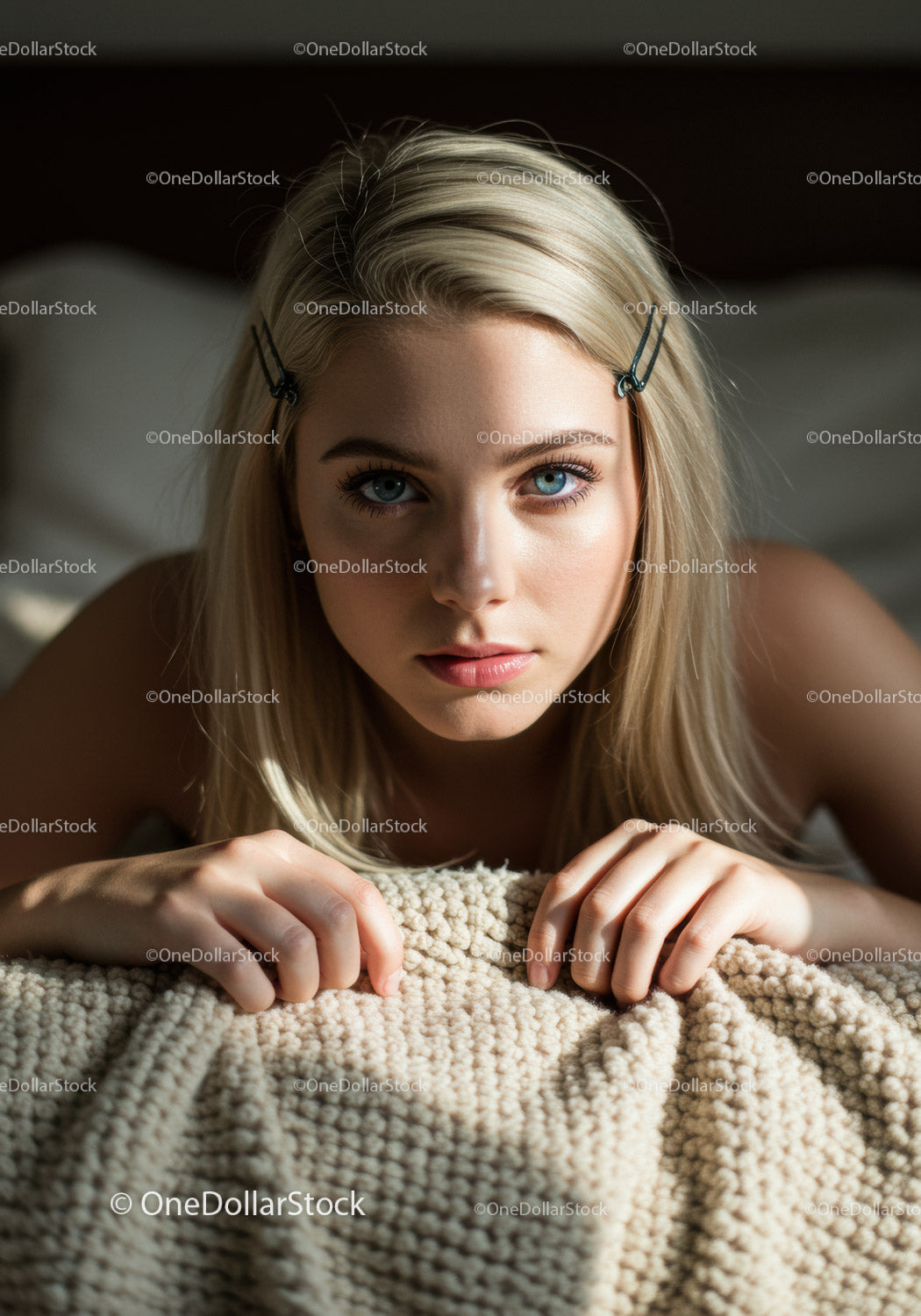 Portret młodej kobiety z blond włosami i niebieskimi oczami