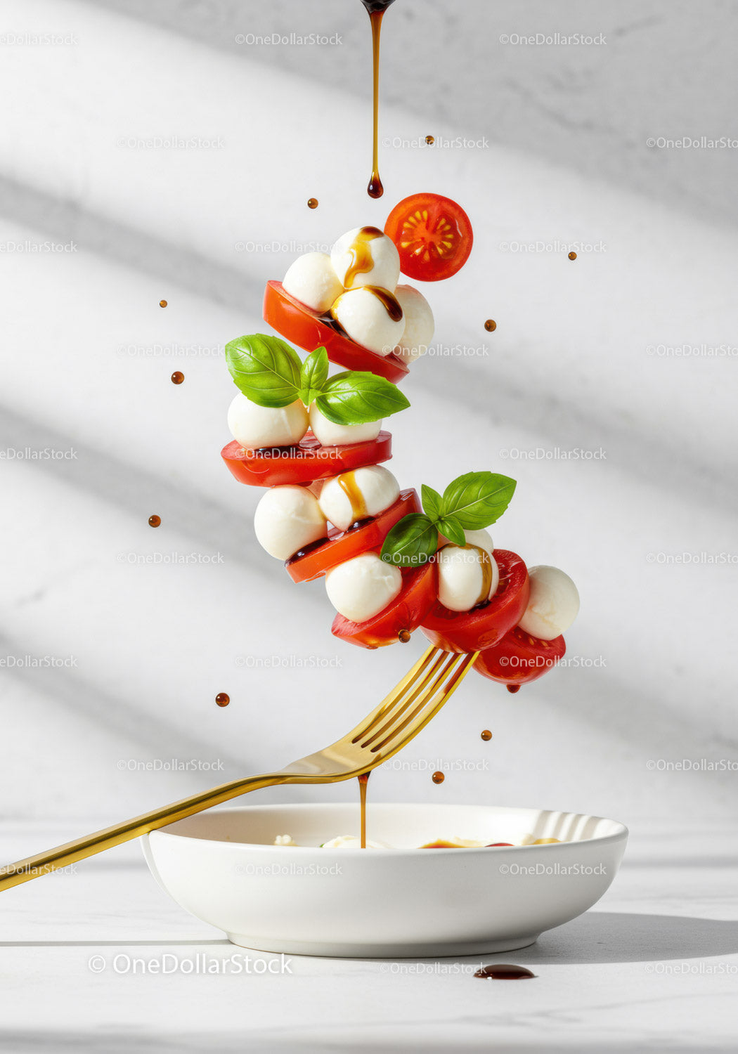 Świeża sałatka Caprese nadziana na złoty widelec z octem balsamicznym