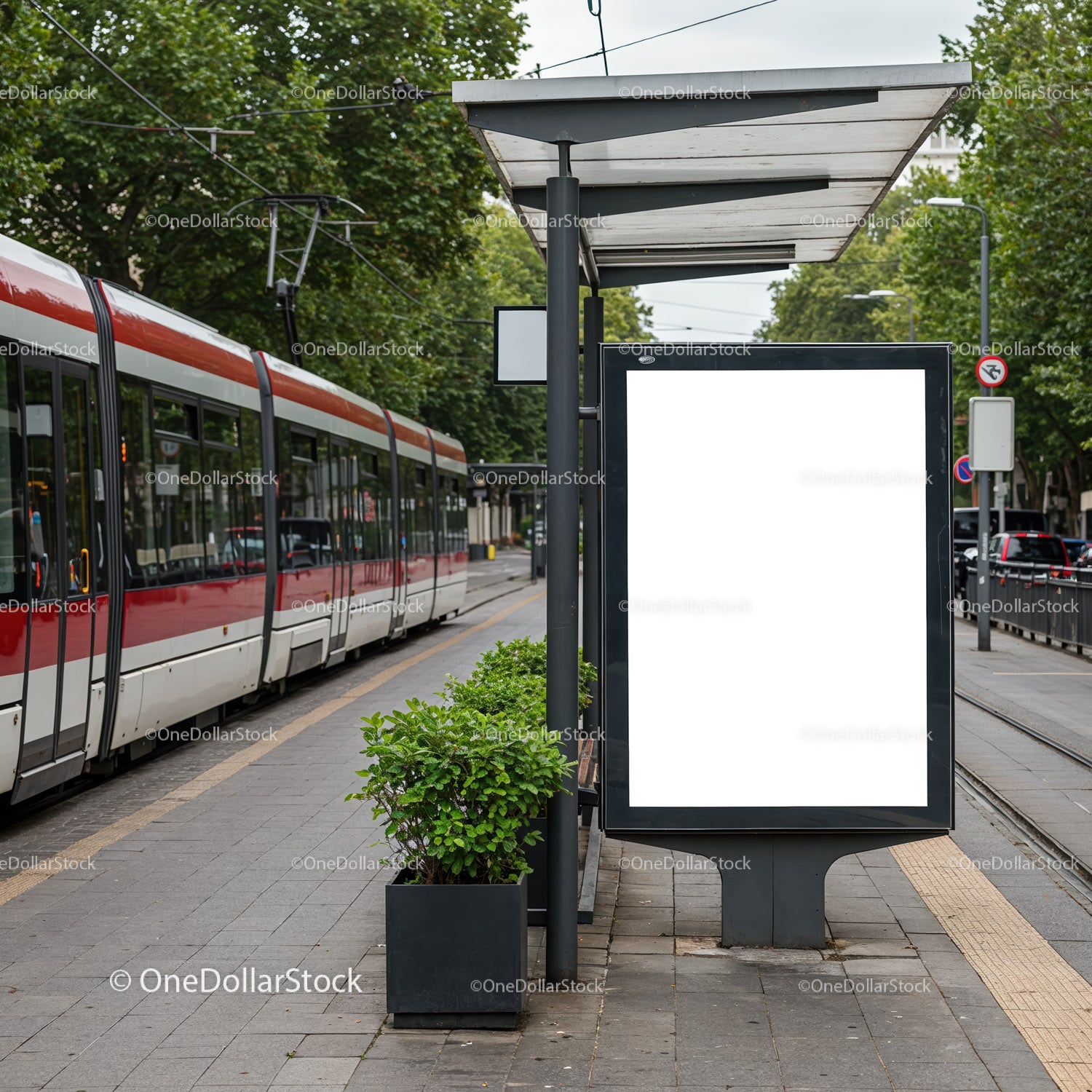 Nowoczesny przystanek tramwajowy z pustą tablicą reklamową