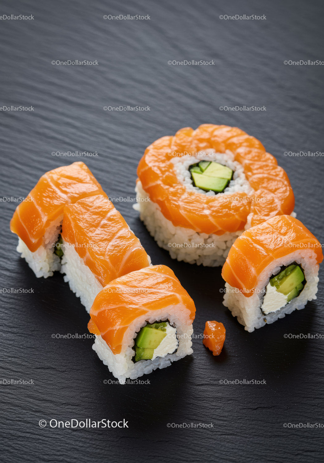 Świeże rolki sushi z łososiem, awokado i serkiem śmietankowym