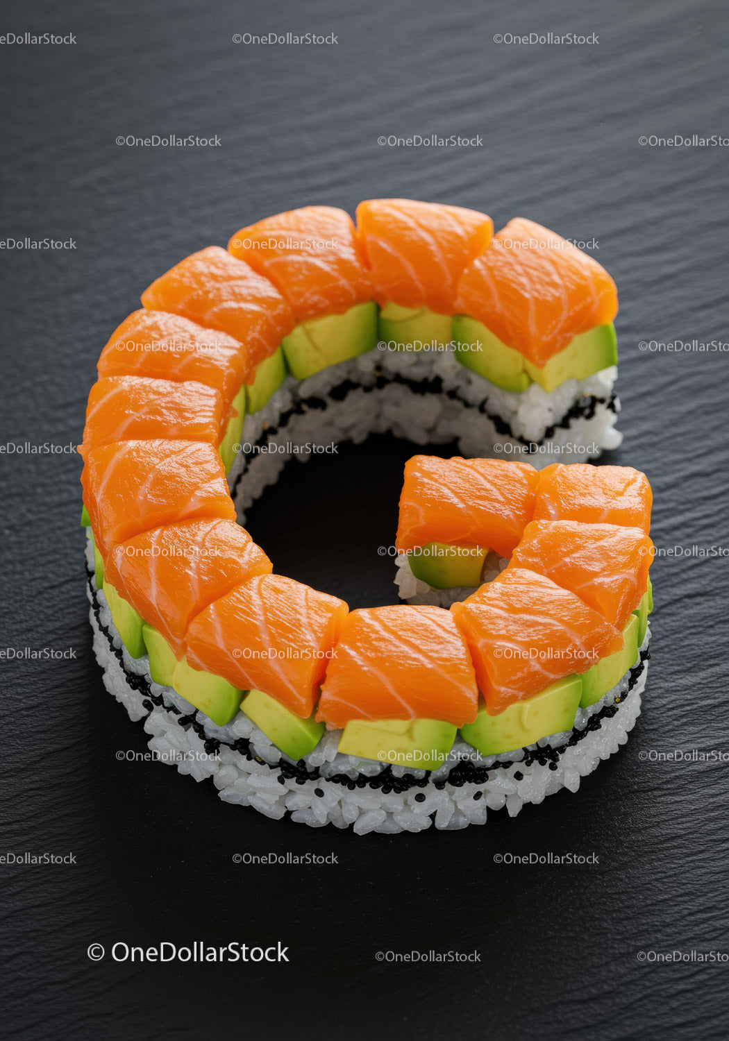 Krąg świeżych rolek sushi z łososiem i awokado