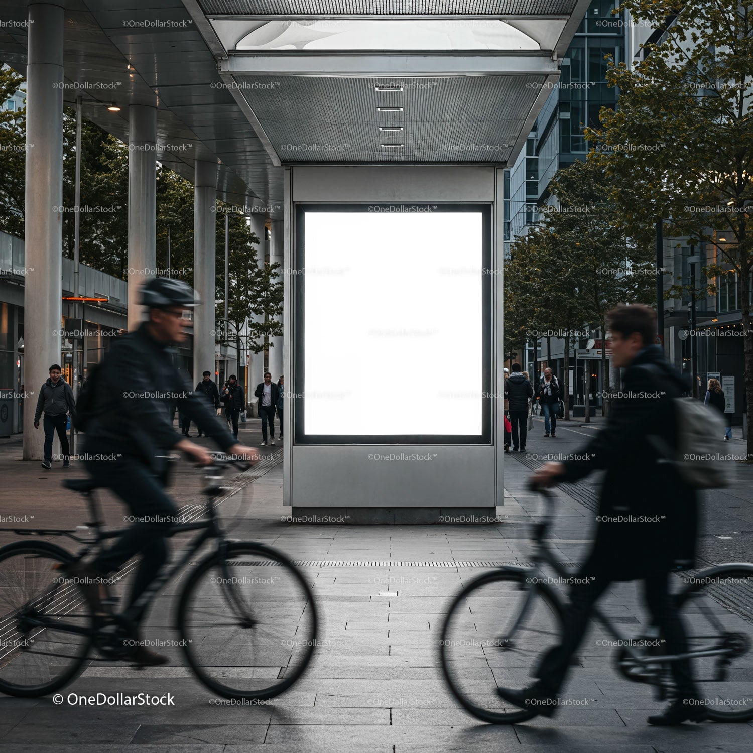 Dojeżdżający do pracy rowerem obok pustego miejskiego billboardu