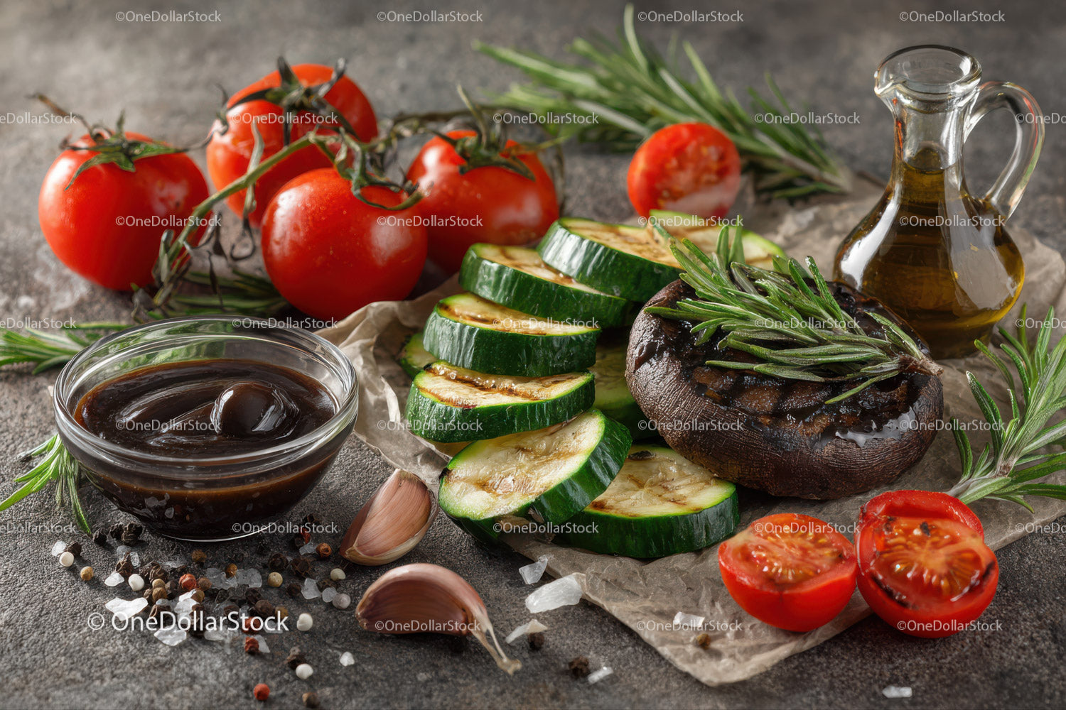 Świeże pomidory i grillowane warzywa z ziołami i oliwą