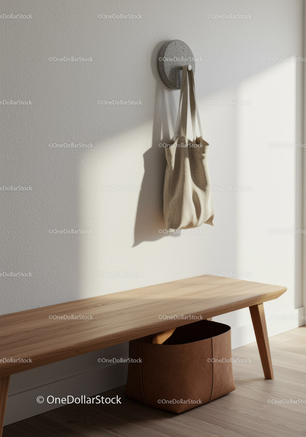 Minimalistyczny korytarz z drewnianą ławką i materiałową torbą