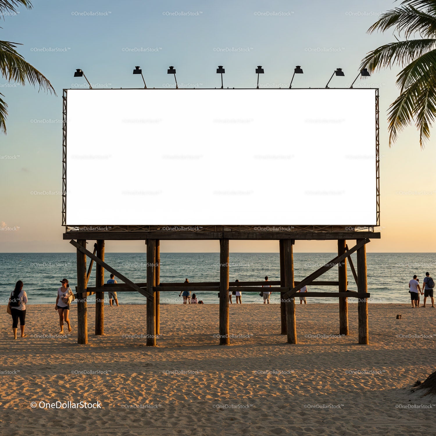 Pusta tablica reklamowa na plaży o zachodzie słońca z przechadzającymi się ludźmi