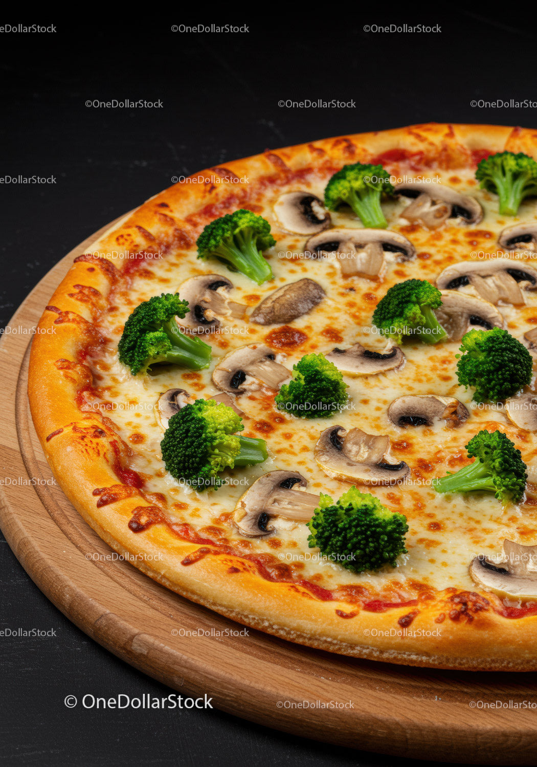 Świeża pizza z brokułami i pieczarkami na drewnianej desce