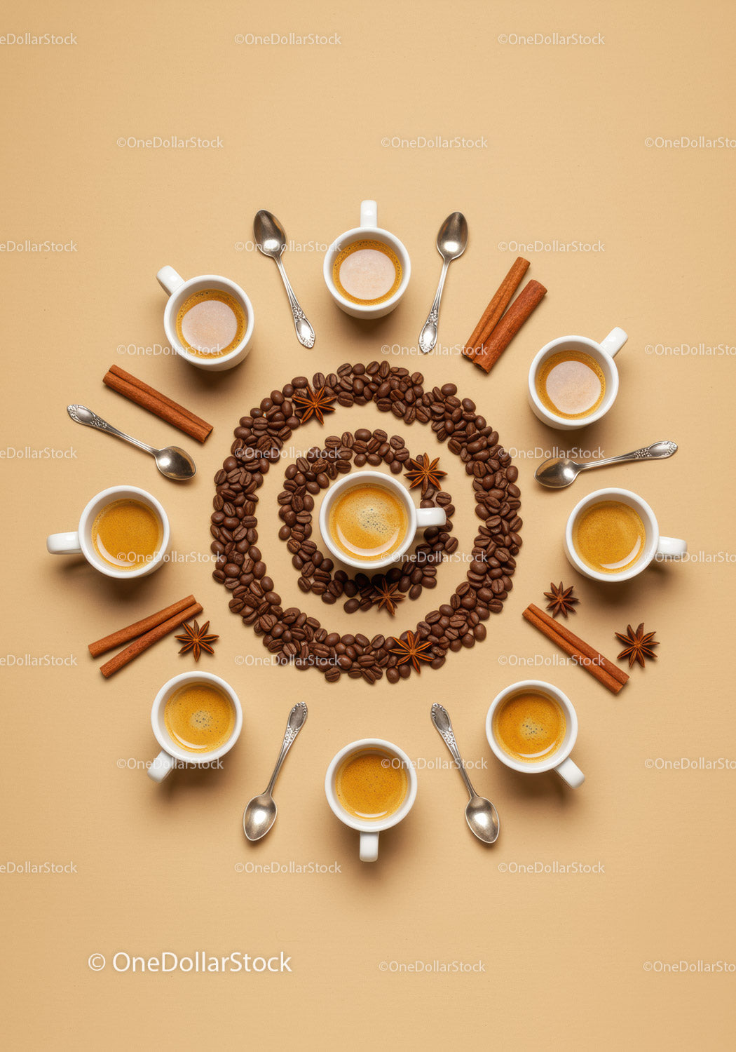 Krąg filiżanek do espresso z ziarnami kawy i przyprawami