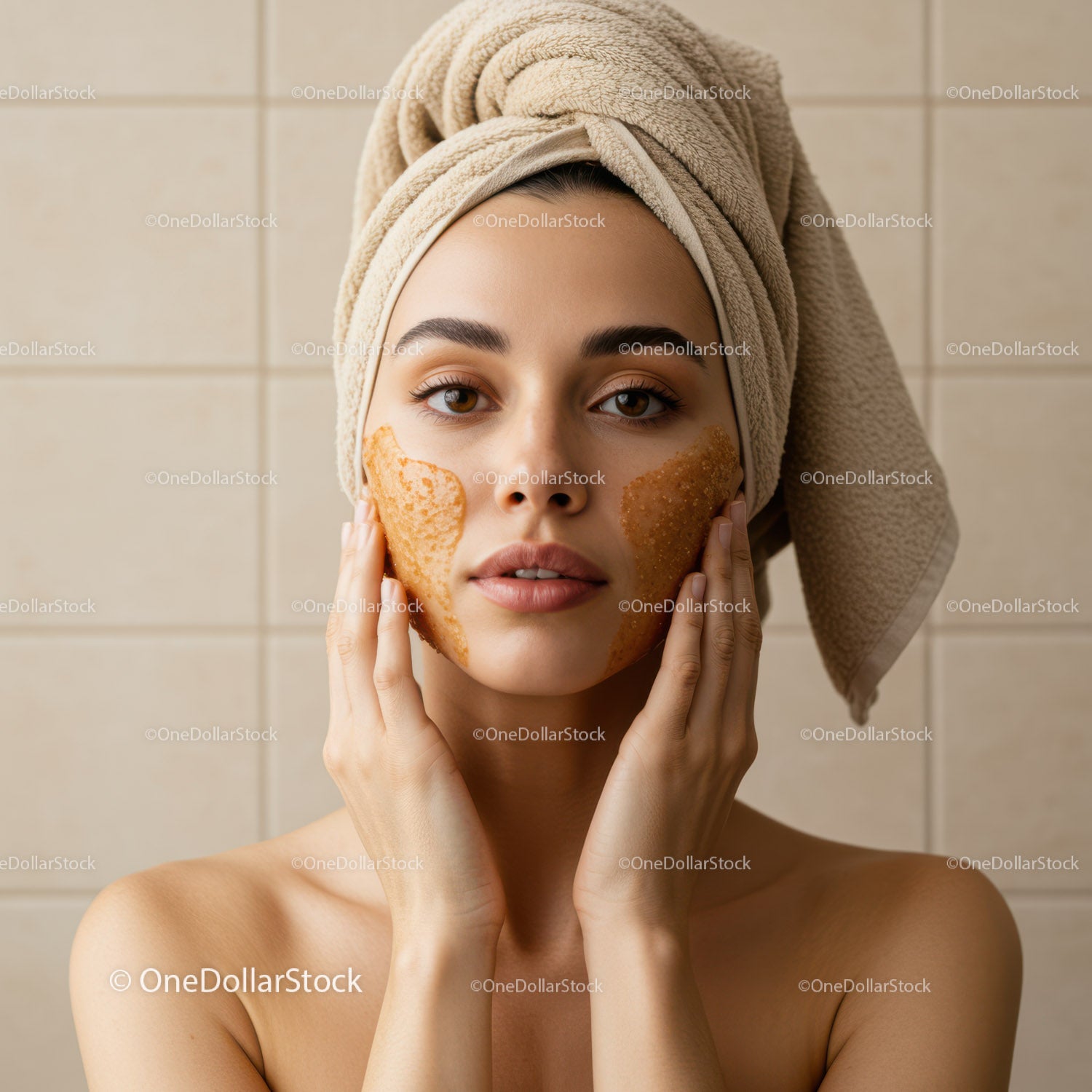 Młoda kobieta stosująca peeling twarzy w celu odmłodzenia skóry w spa