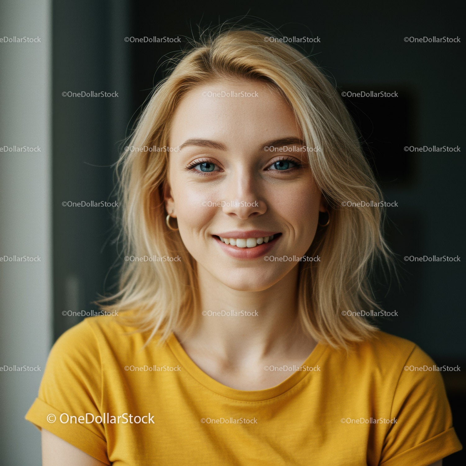 Jasna, uśmiechnięta młoda kobieta w żółtym T-shircie. Portret z bliska.