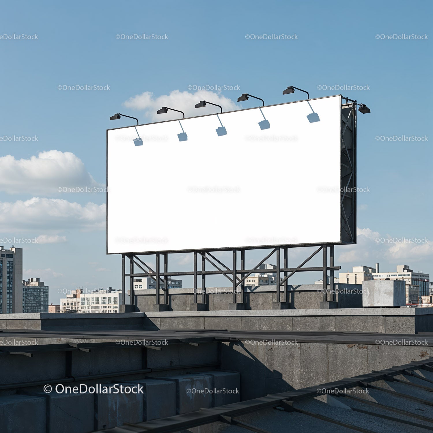 Pusty billboard na dachu na tle czystego, błękitnego nieba
