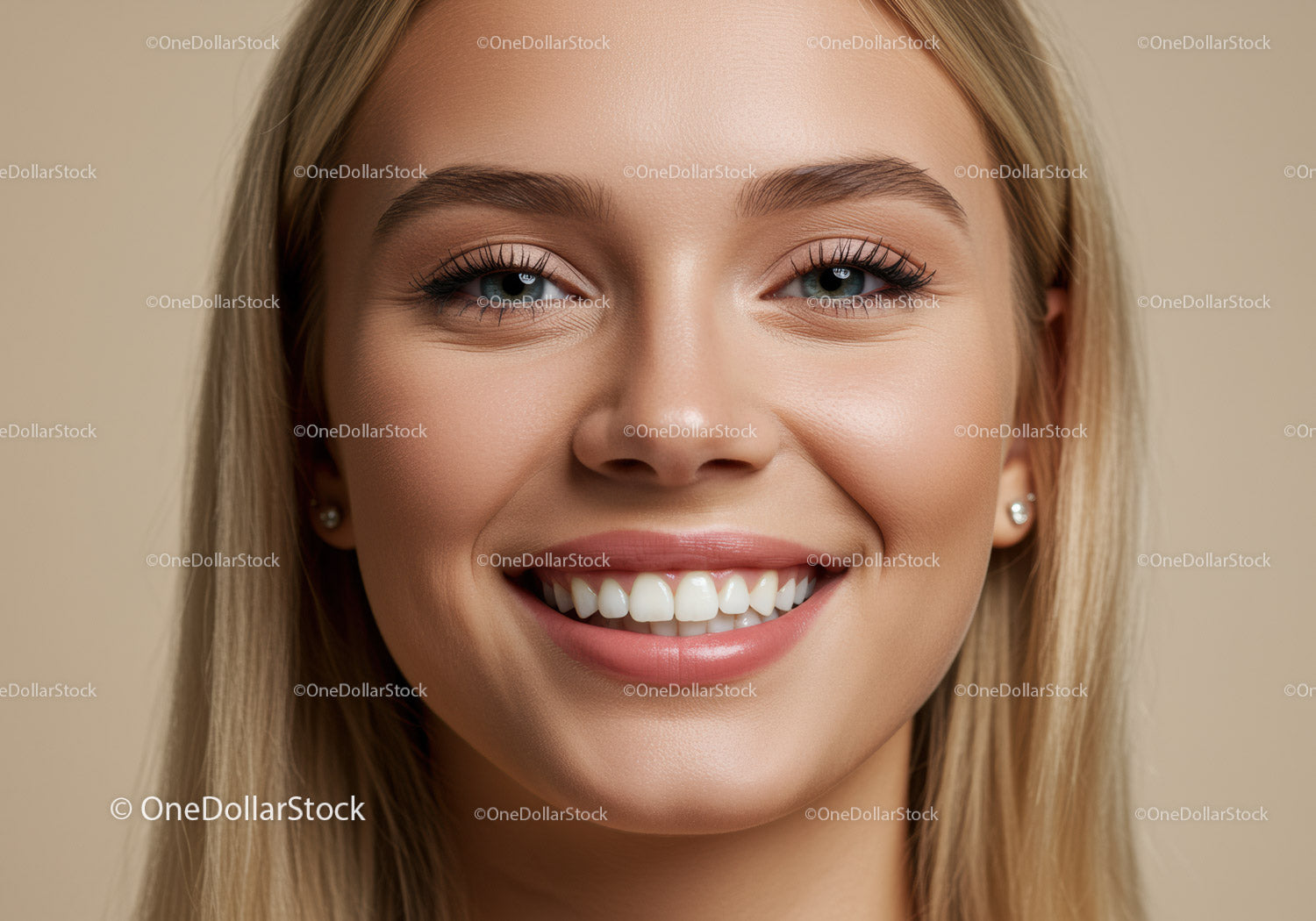 Portret uśmiechniętej młodej kobiety o blond włosach z bliska