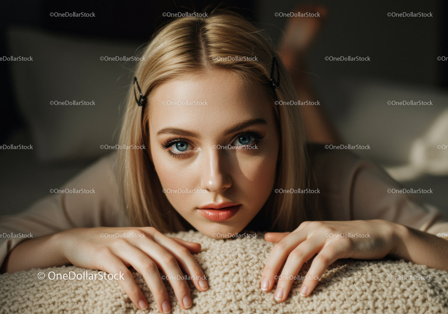 Młoda kobieta o niebieskich oczach i blond włosach odpoczywająca na dywanie