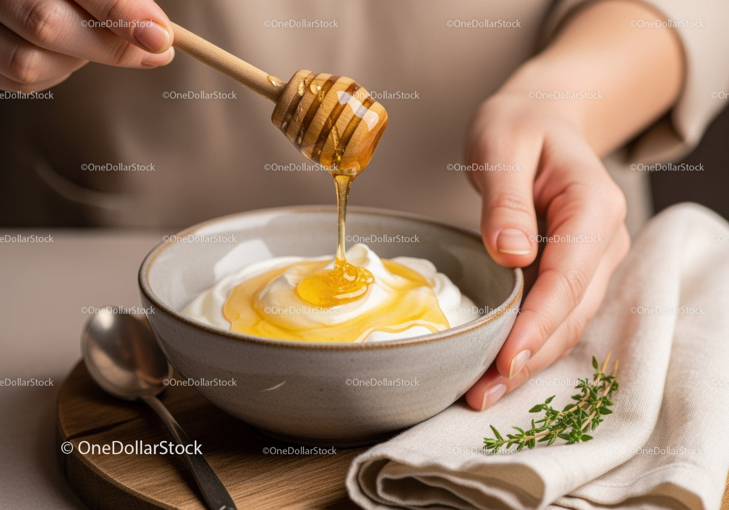Miód polewający jogurt w ekologicznej scenie śniadaniowej z drewnianą chochlą