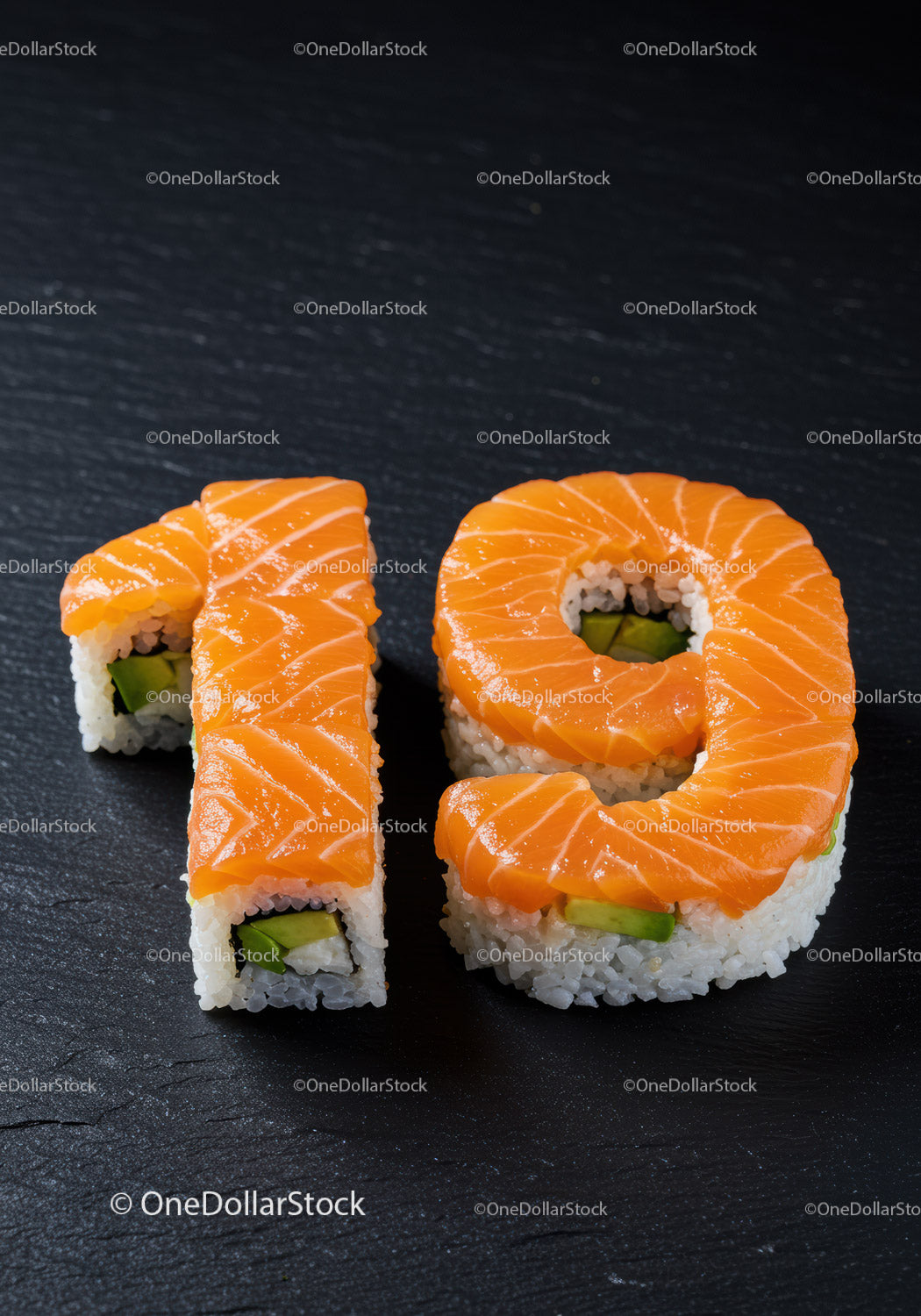 Rolki sushi z łososiem w kształcie dziewiętnastki na czarnej powierzchni