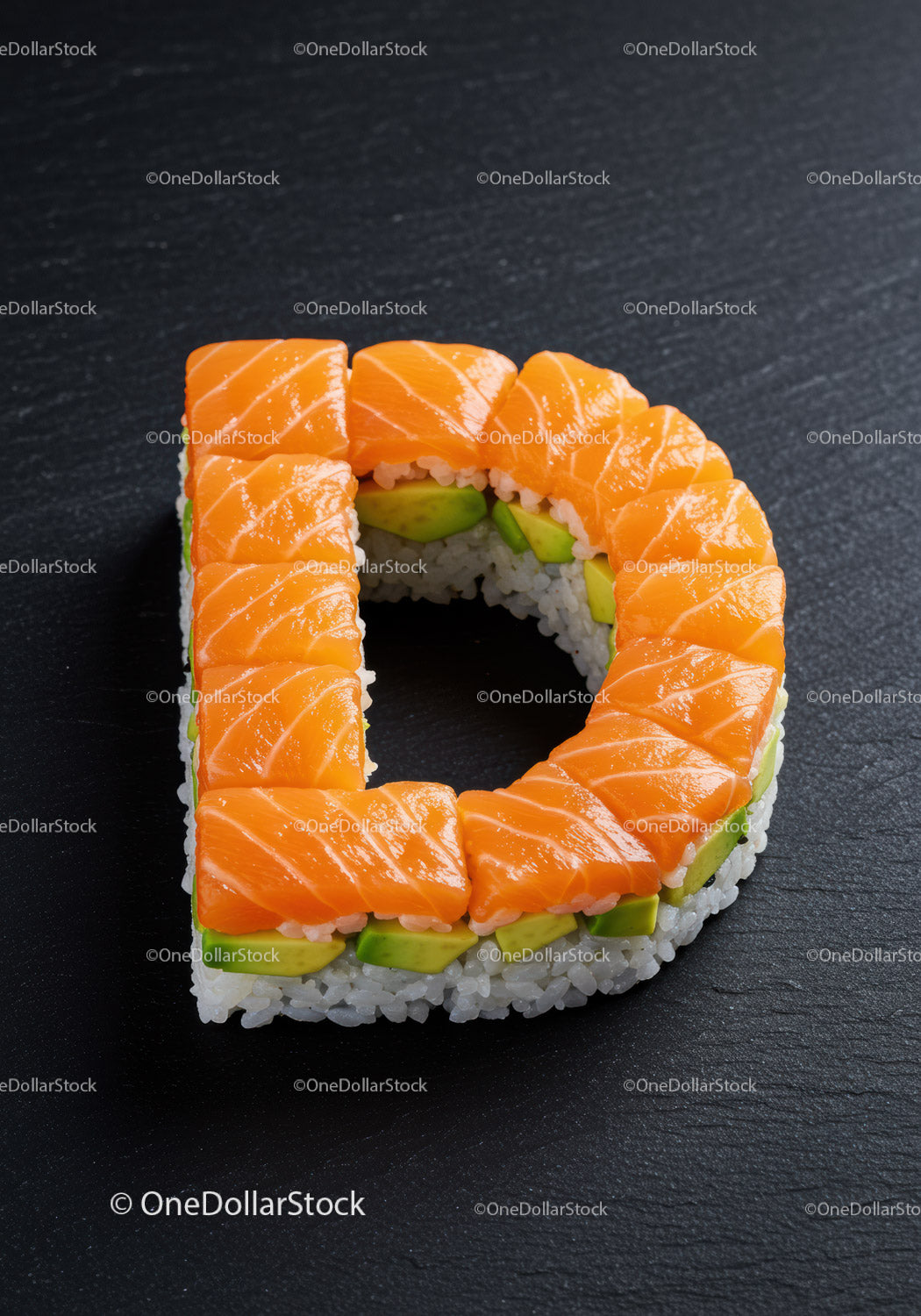 Kreatywna rolka sushi w kształcie litery D z łososiem