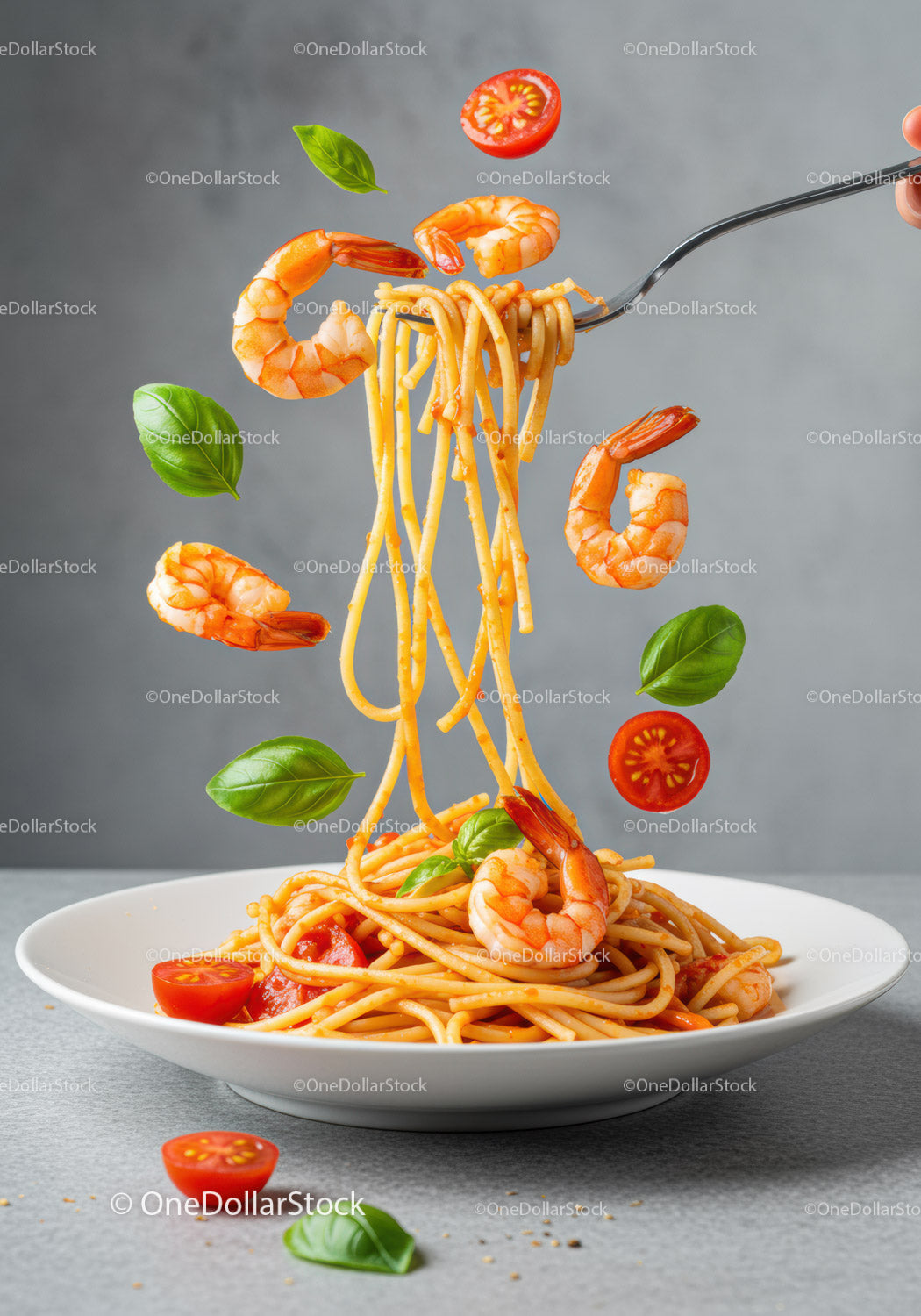 Spaghetti z krewetkami, świeżą bazylią i pomidorkami koktajlowymi