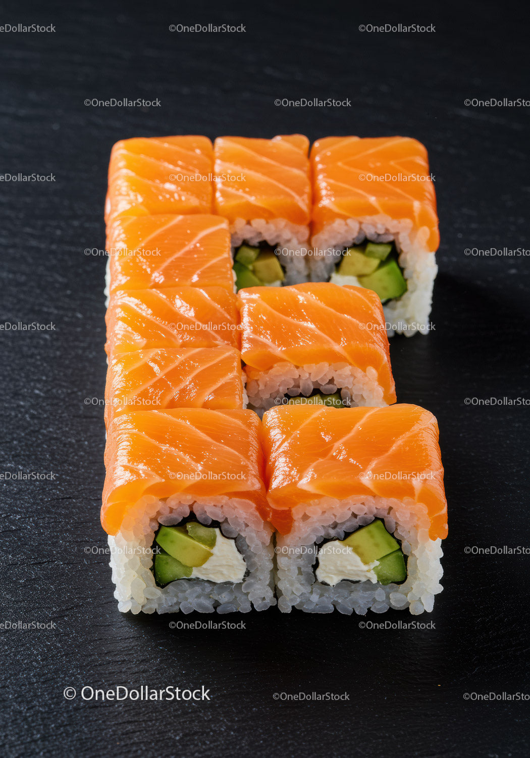 Świeże rolki sushi z łososiem, awokado i serkiem śmietankowym