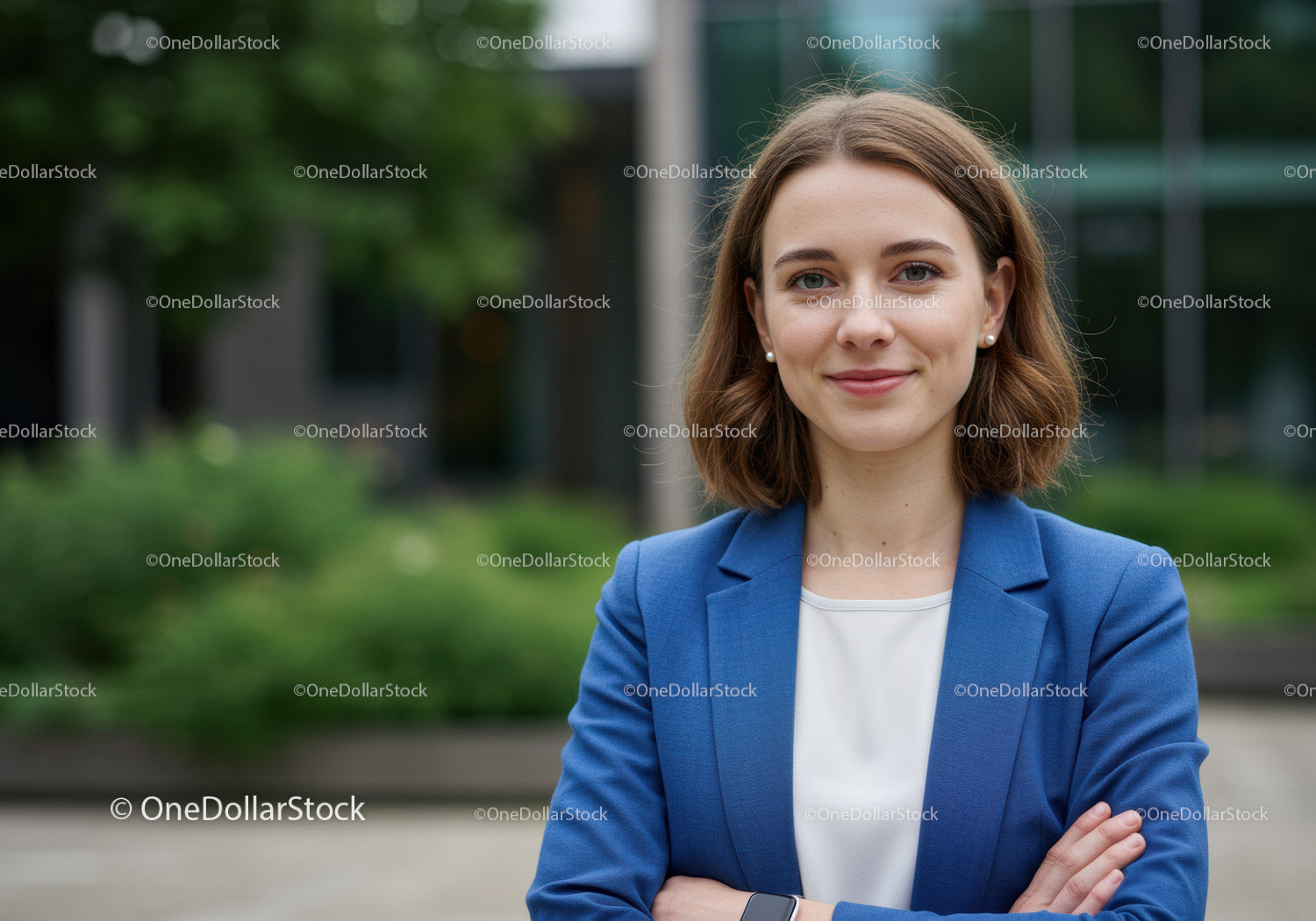 Pewna siebie młoda bizneswoman w niebieskiej marynarce w miejskim parku