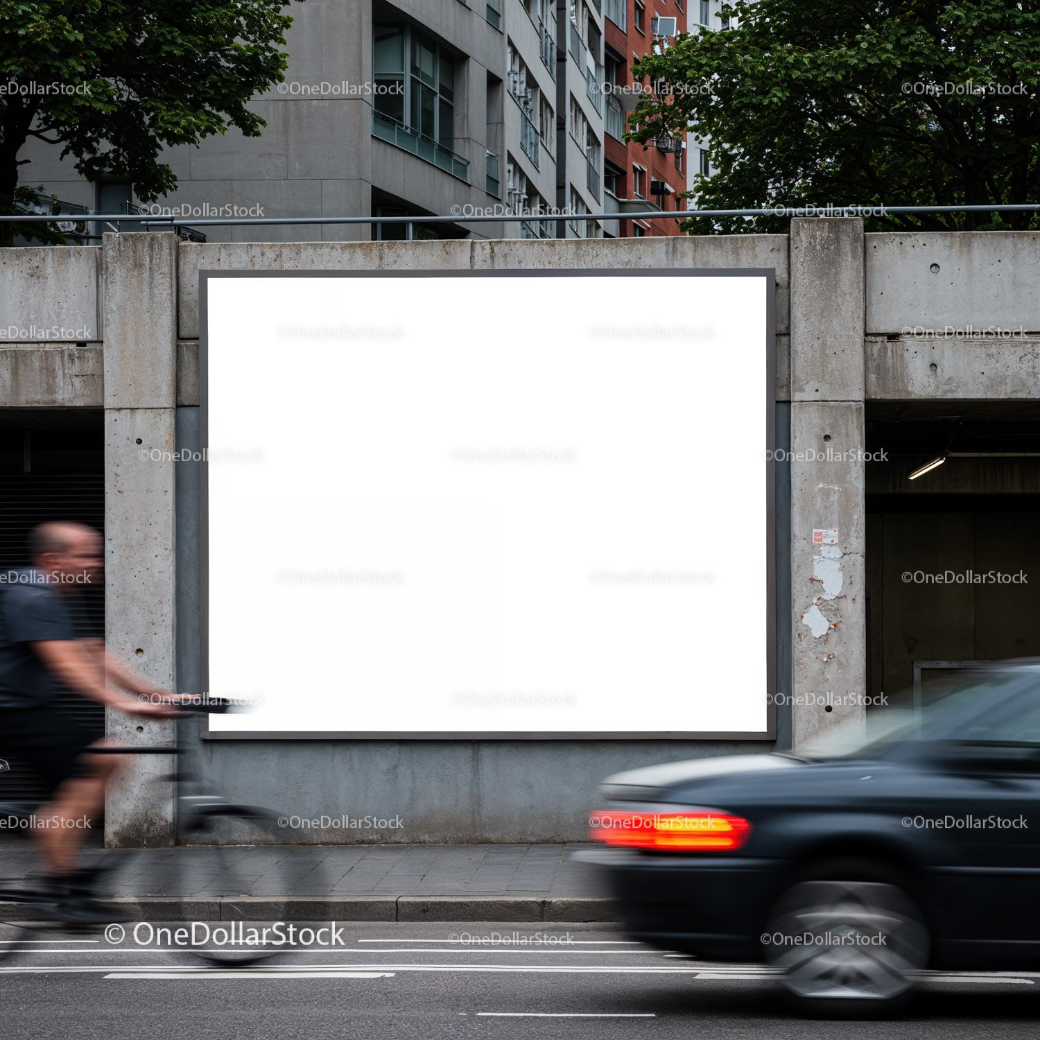 Pusty miejski billboard z rowerzystą i przejeżdżającym samochodem