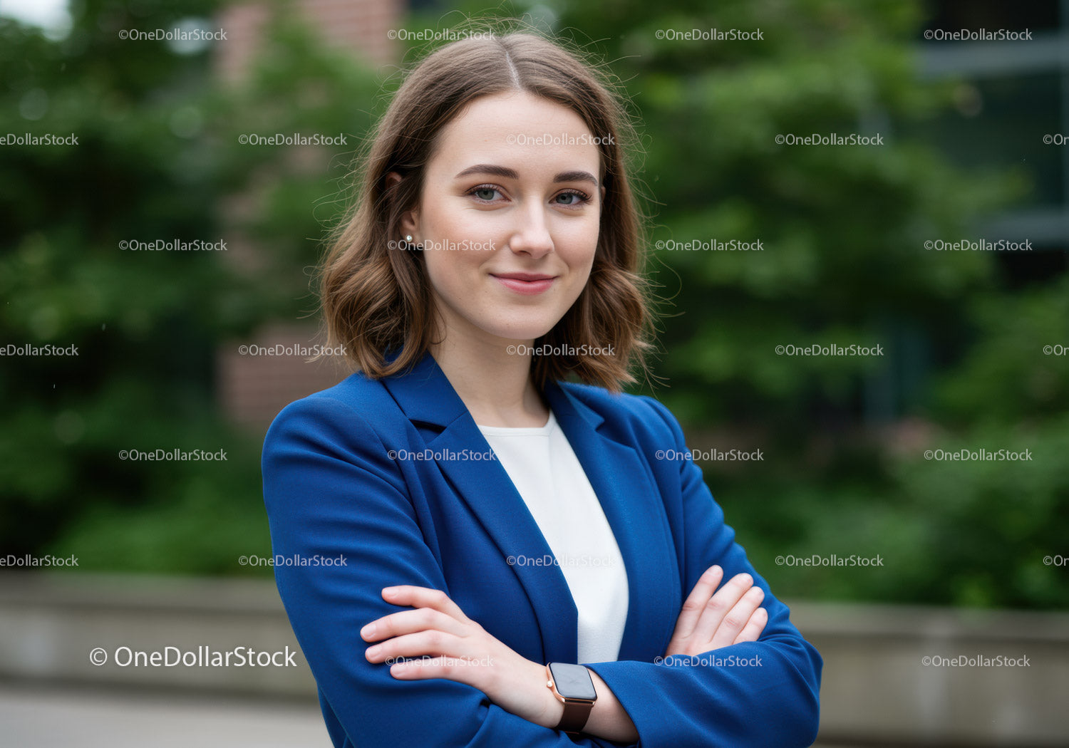 Pewna siebie bizneswoman w niebieskiej marynarce uśmiechająca się na zewnątrz