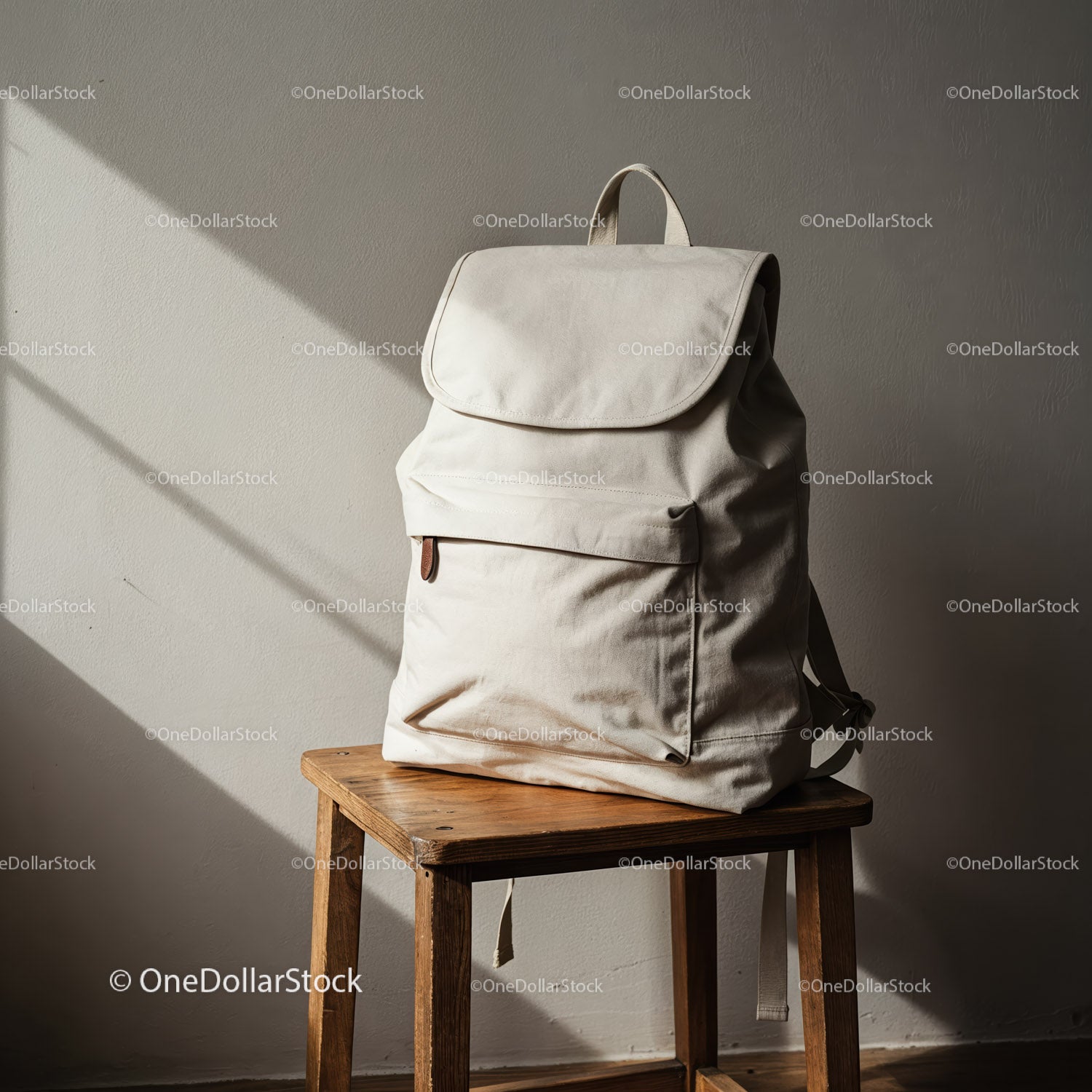 Minimalistyczny biały plecak na drewnianym stołku w pomieszczeniu