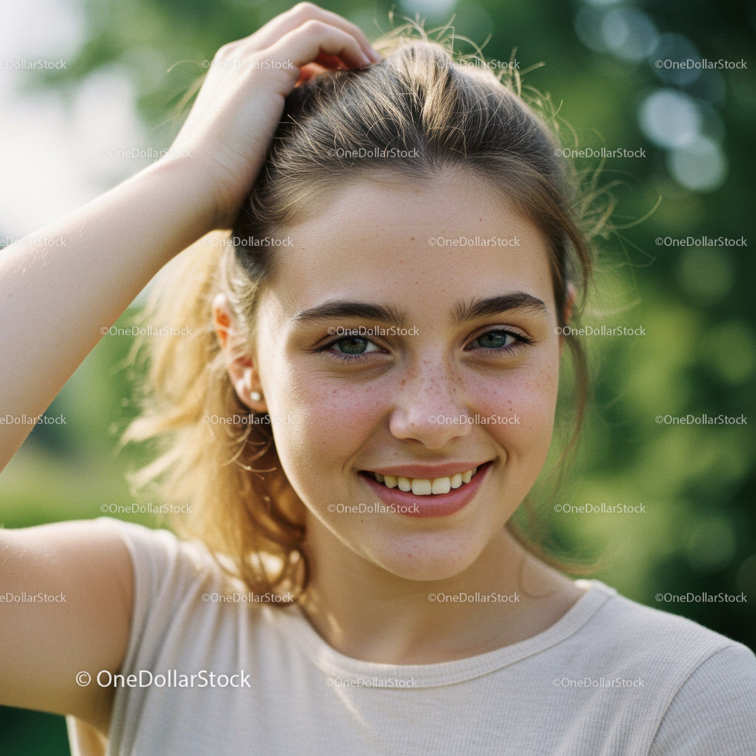 Portret uśmiechniętej młodej kobiety na świeżym powietrzu z naturalnym pięknem