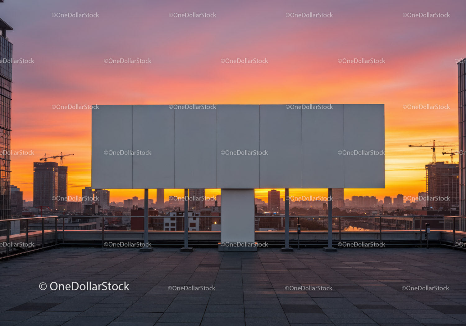 Pusty billboard na dachu z widokiem na panoramę miasta o zachodzie słońca