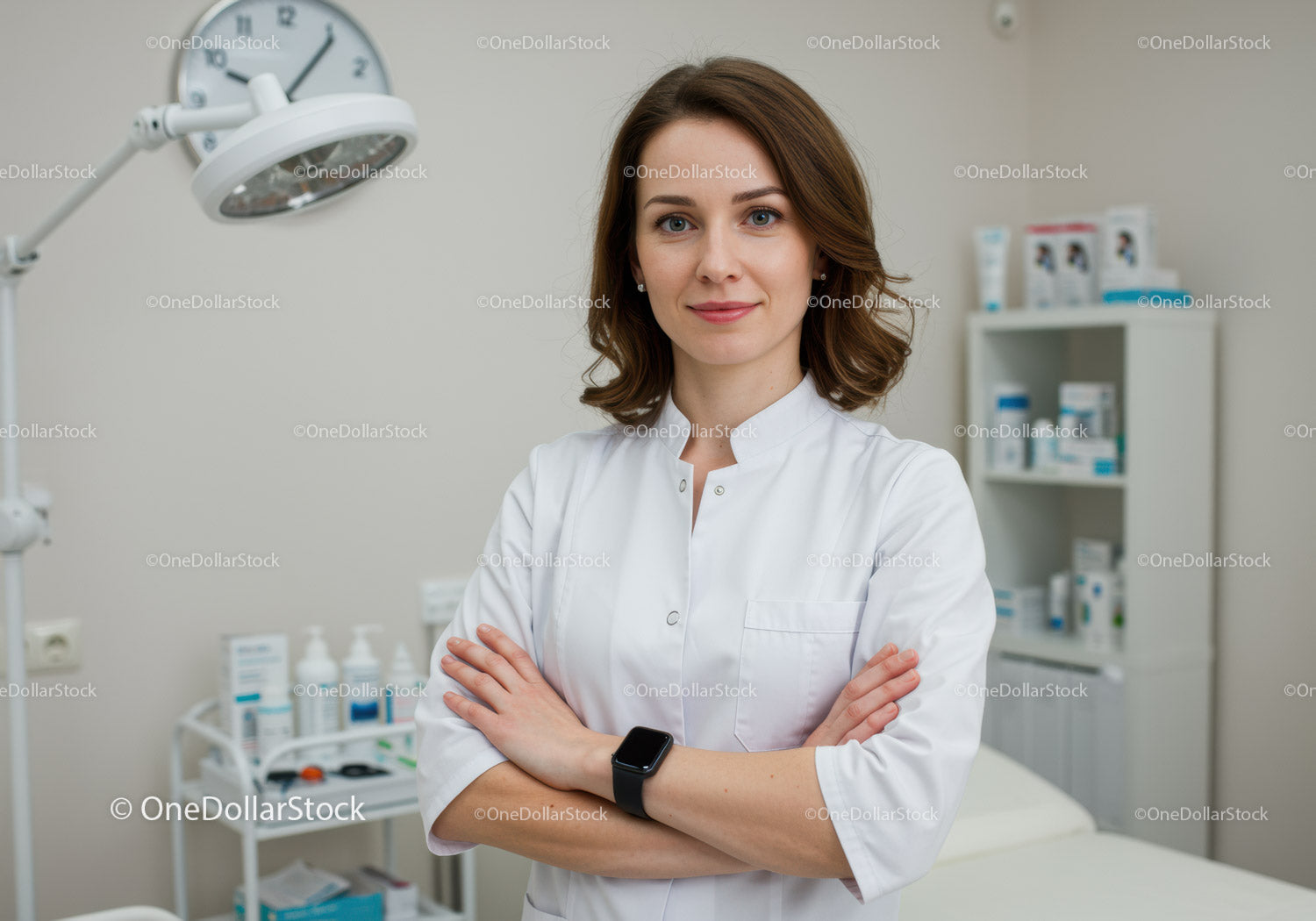 Profesjonalna lekarka w białym fartuchu stojąca w nowoczesnej klinice medycznej