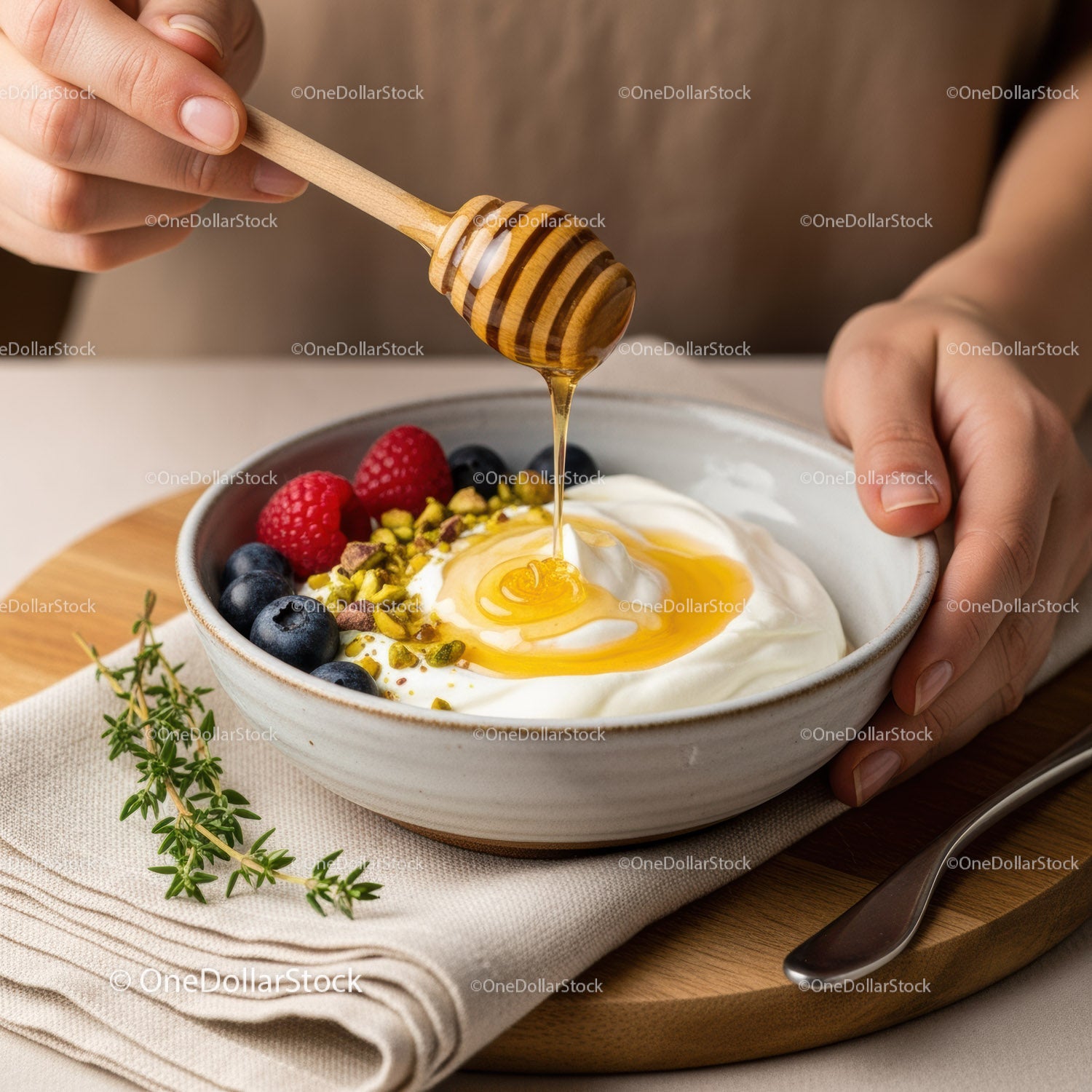 Świeży jogurtowy parfait z jagodami, miodem i pistacjami