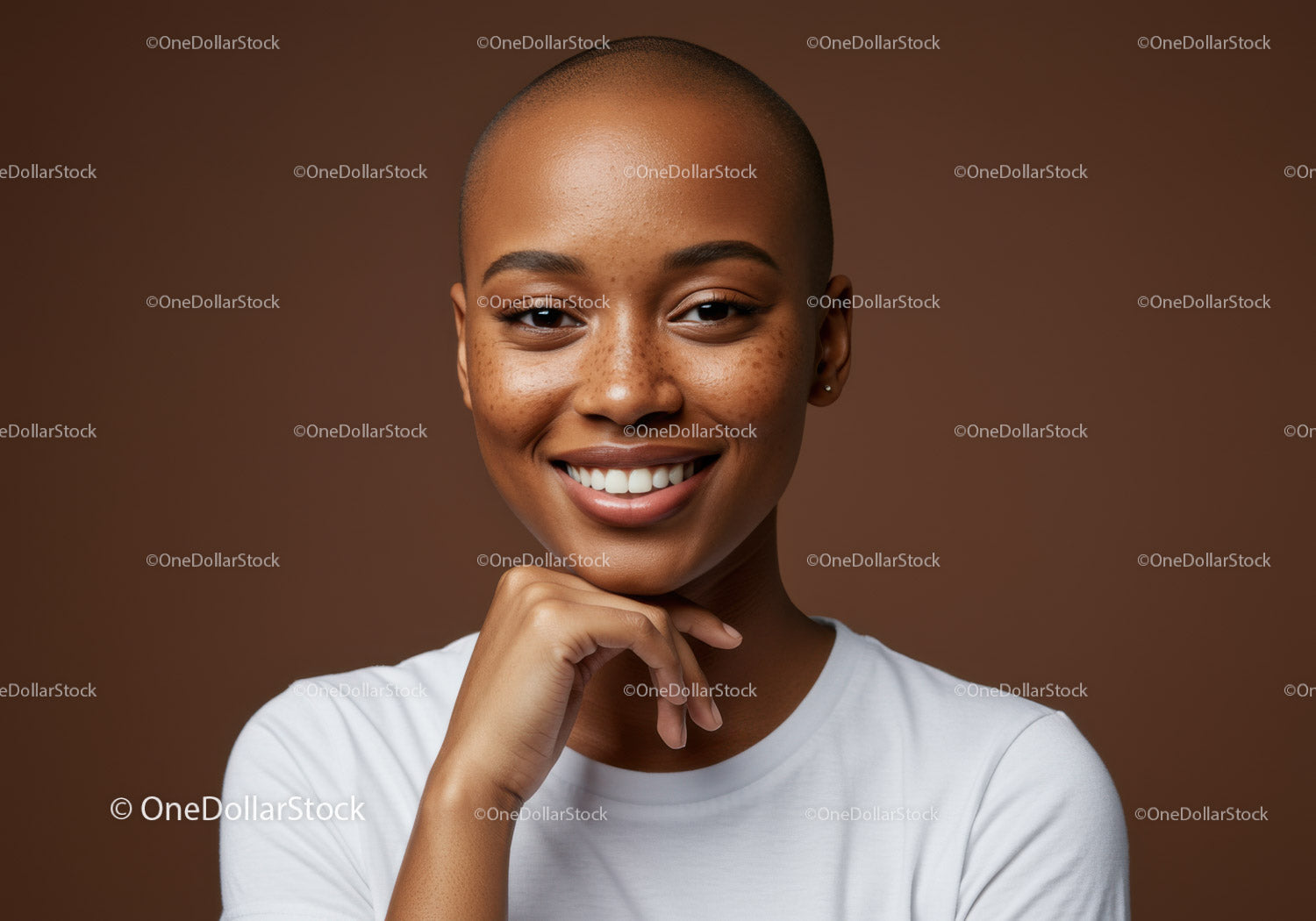 Portret uśmiechniętej młodej kobiety z piegami i łysą głową