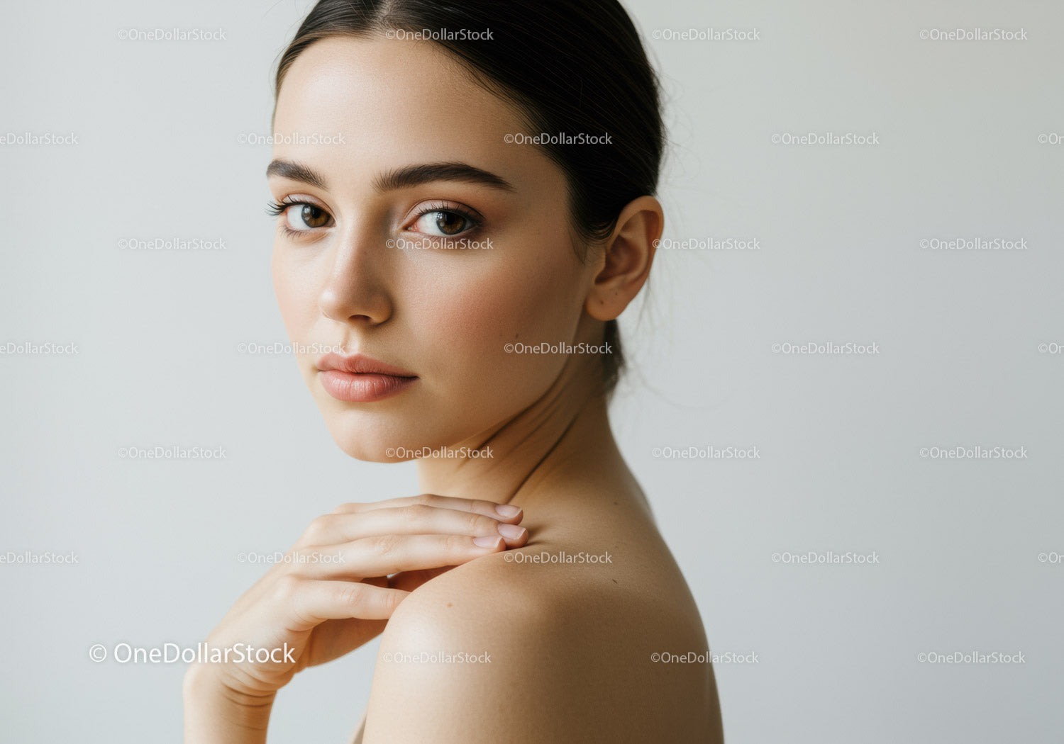 Portret pięknej kobiety z czystą cerą i naturalnym makijażem