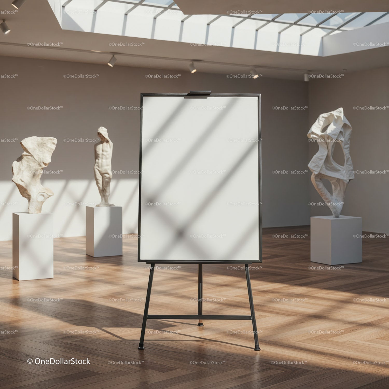 Minimalistyczne wnętrze galerii sztuki z pustym płóciennym sztalugą