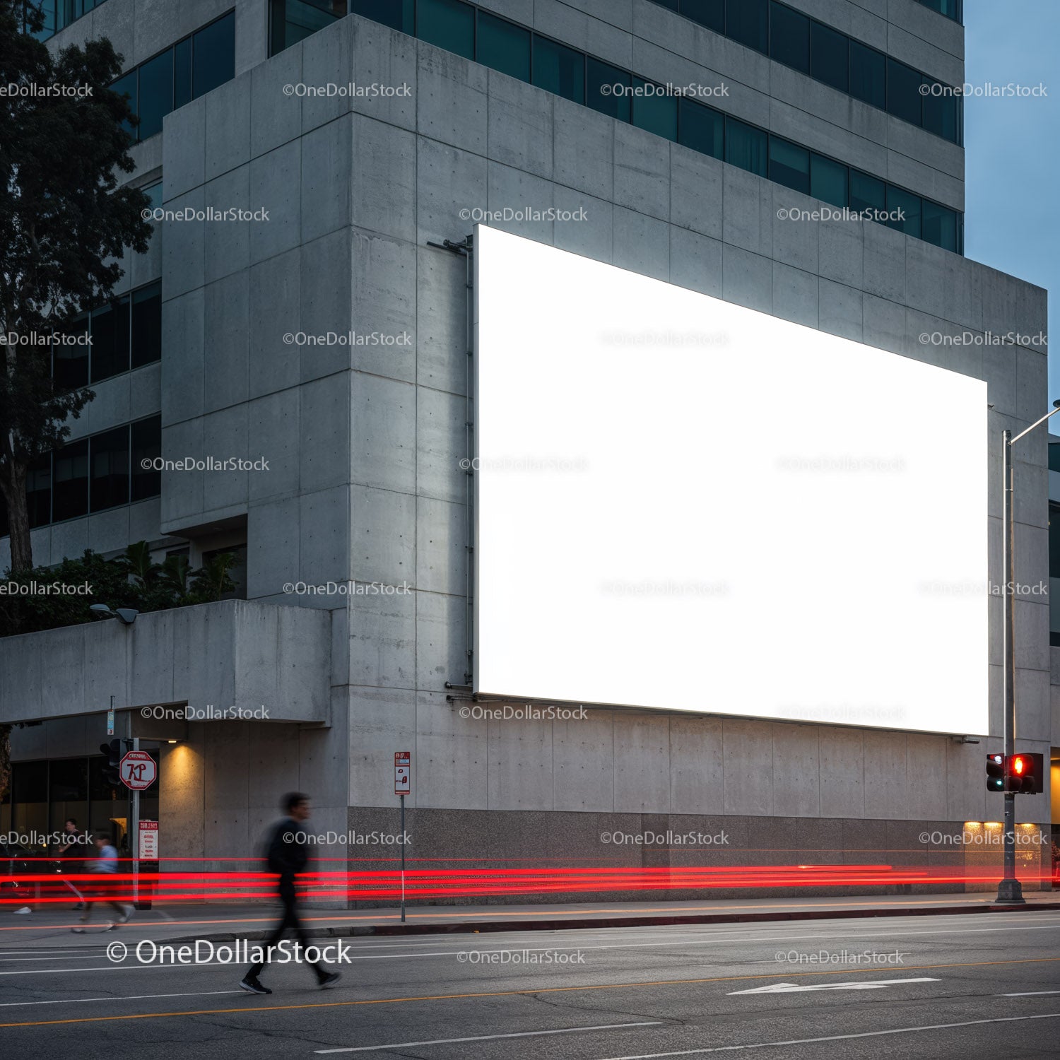 Ulica miejska z dużym, pustym billboardem na betonowej ścianie