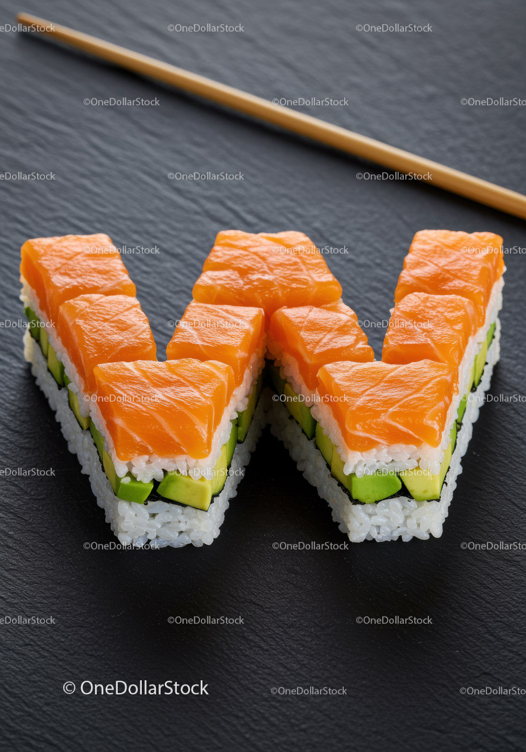 Świeże kawałki sushi z łososiem i awokado ułożone w kształt litery W