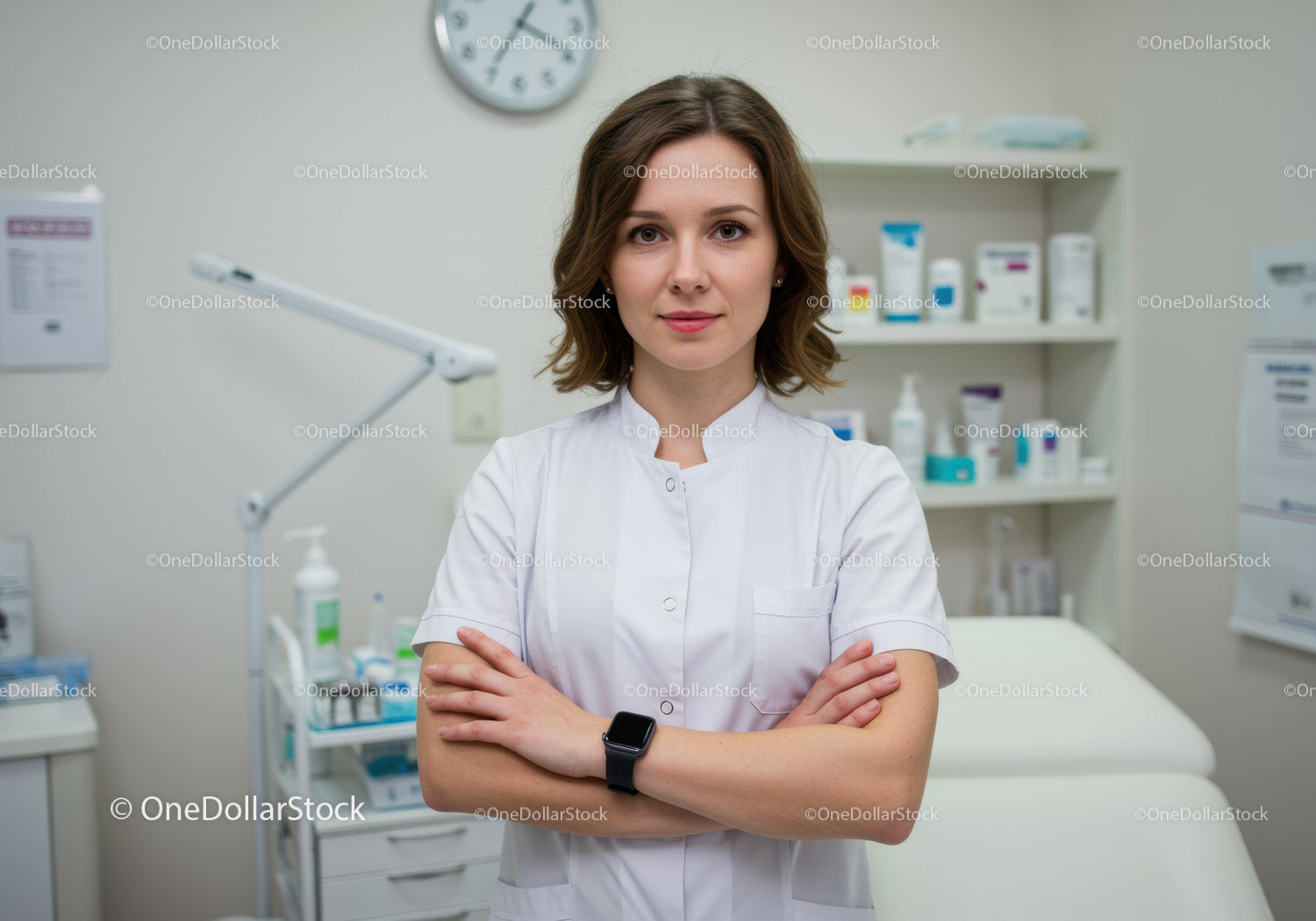 Pewna siebie pielęgniarka ze skrzyżowanymi ramionami w nowoczesnej klinice