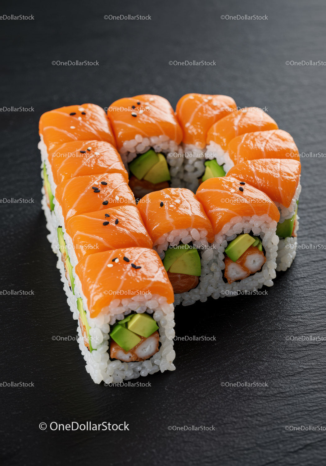 Świeże rolki sushi z łososiem i awokado na czarnym łupku