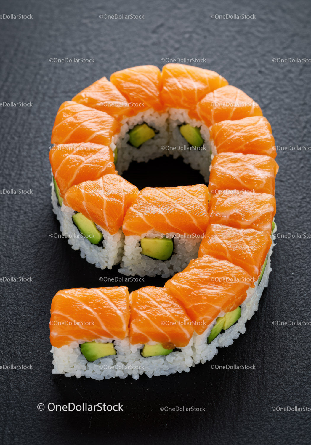 Sushi w rolce z łososiem i awokado w kształcie cyfry dziewięć