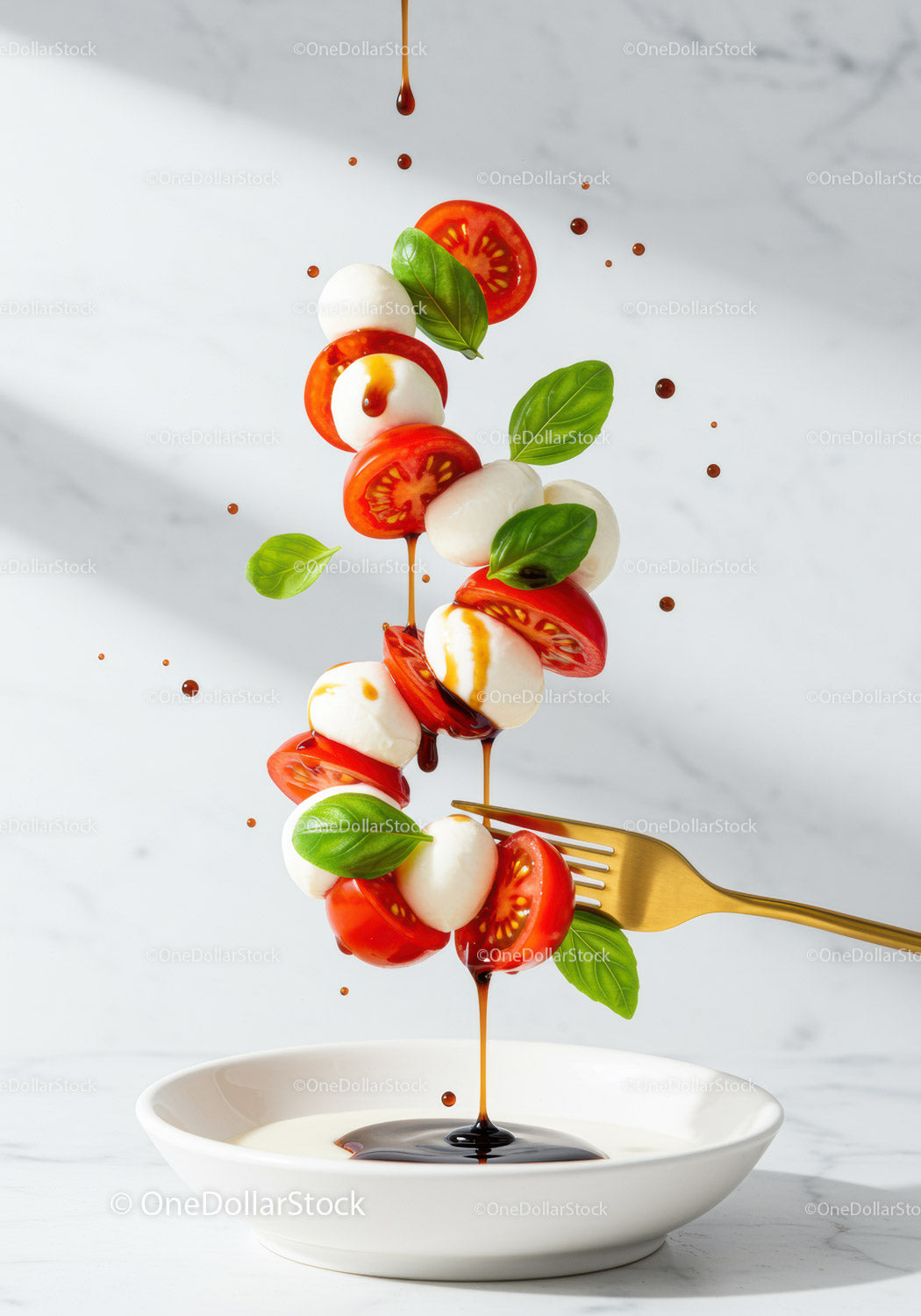 Świeże szaszłyki z sałatki Caprese z sosem balsamicznym