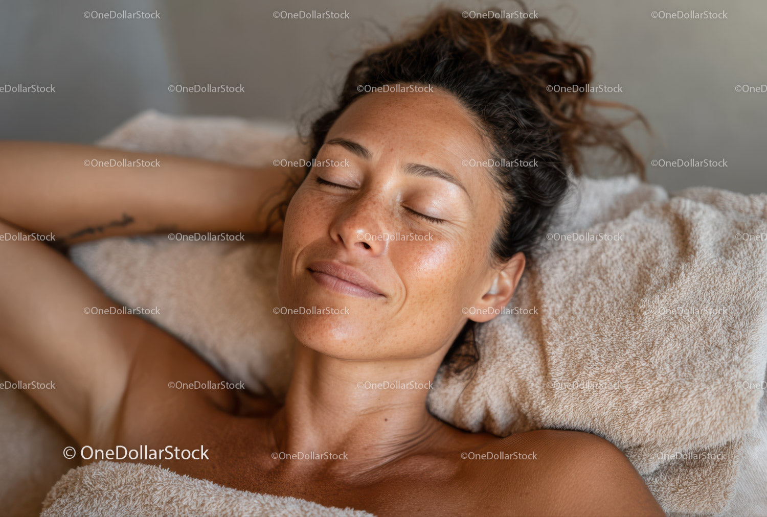 Relaksująca, uśmiechnięta kobieta z pielęgnacją skóry w łóżku spa